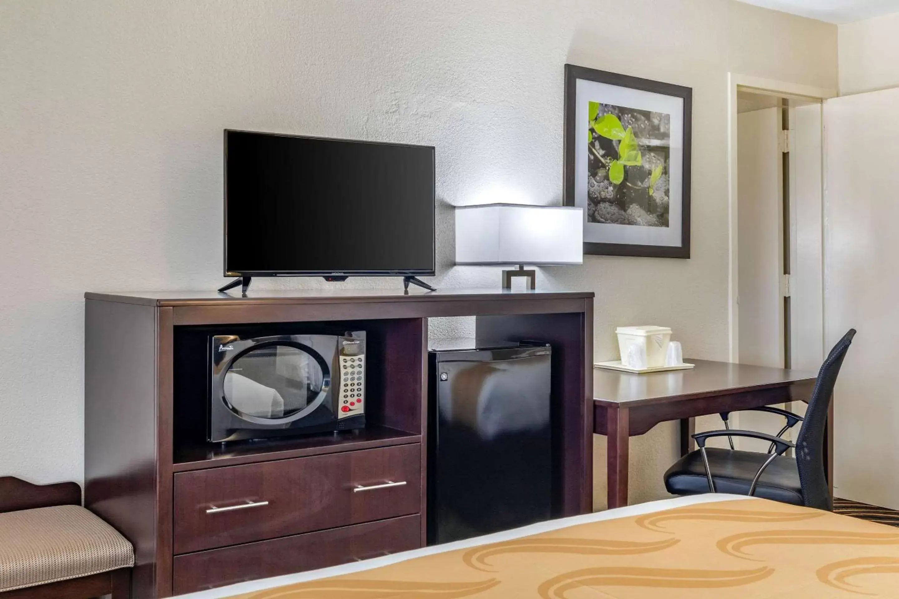 Photo of the whole room, TV/Entertainment Center in Quality Inn West Fort Worth