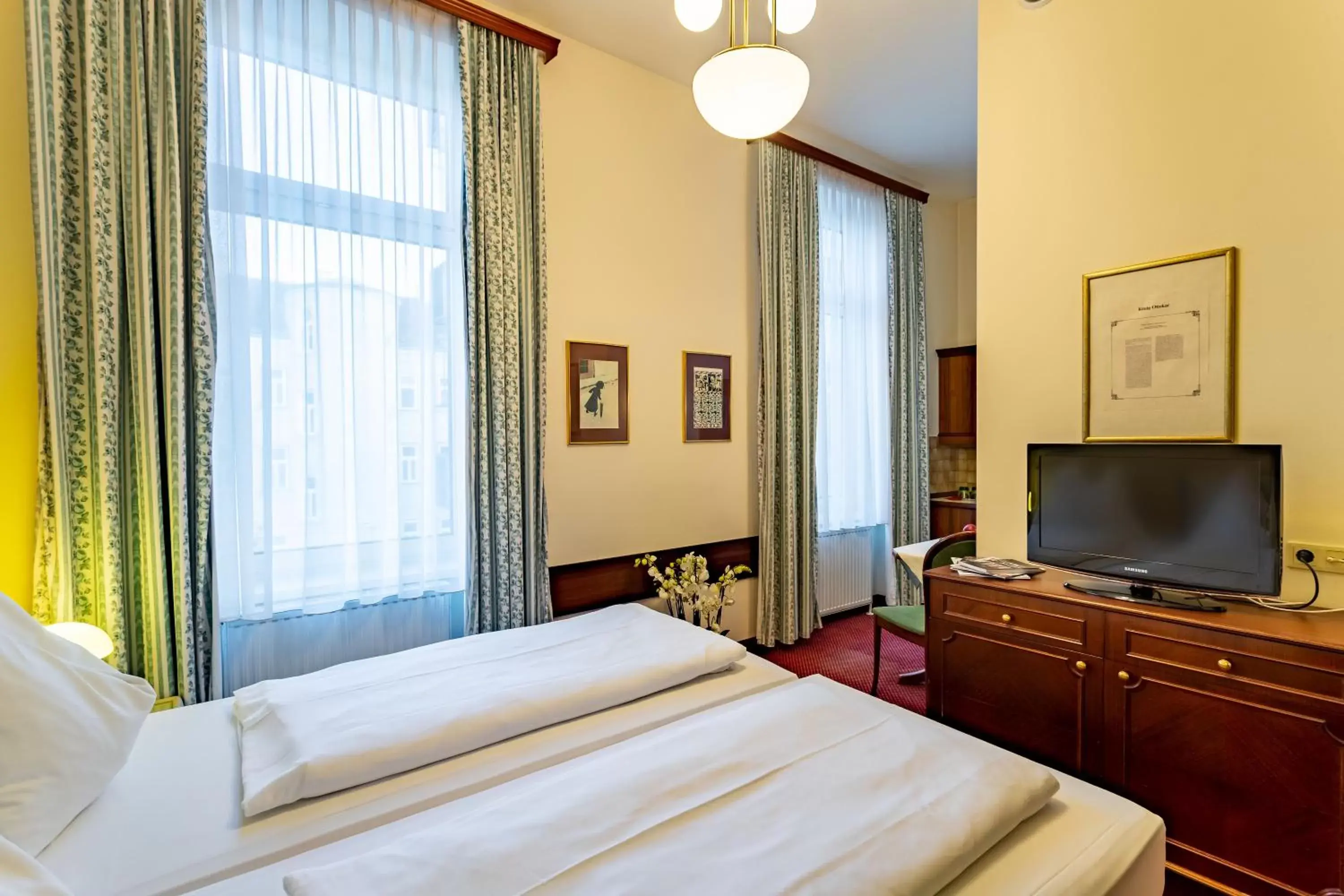 Photo of the whole room, Bed in Theaterhotel & Suites Wien