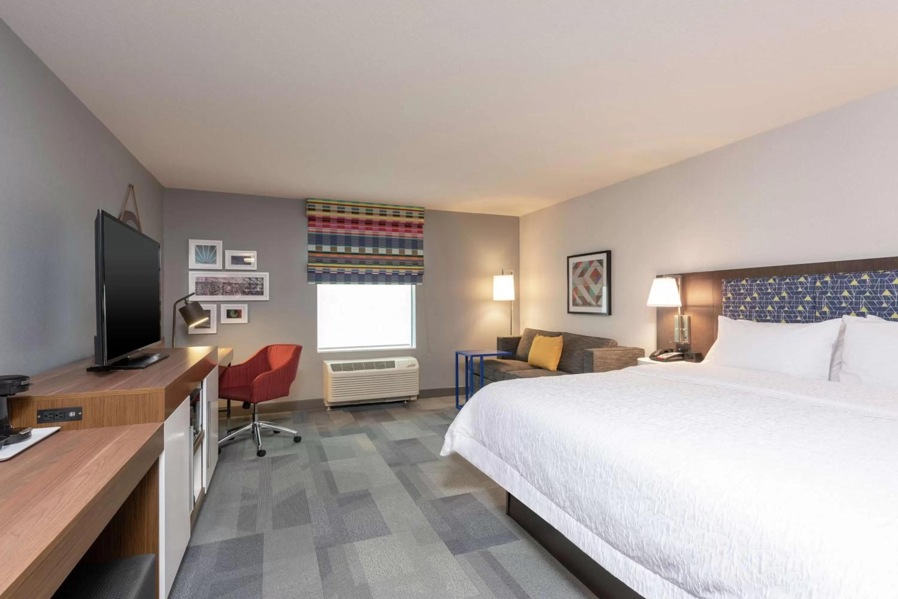 Bedroom, Bed in Hampton Inn & Suites Xenia Dayton