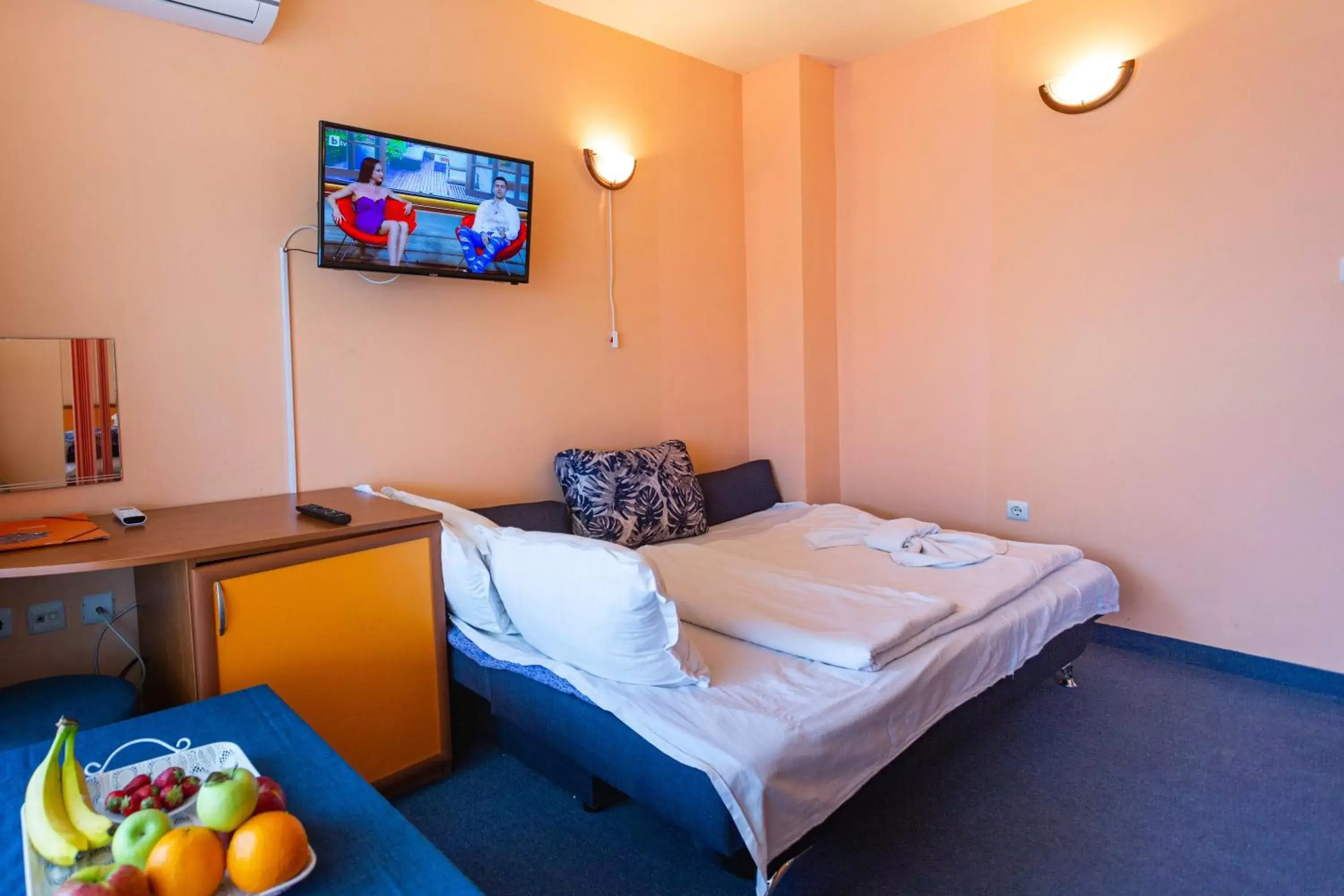 Communal lounge/ TV room, Bed in Family Hotel Jemelly