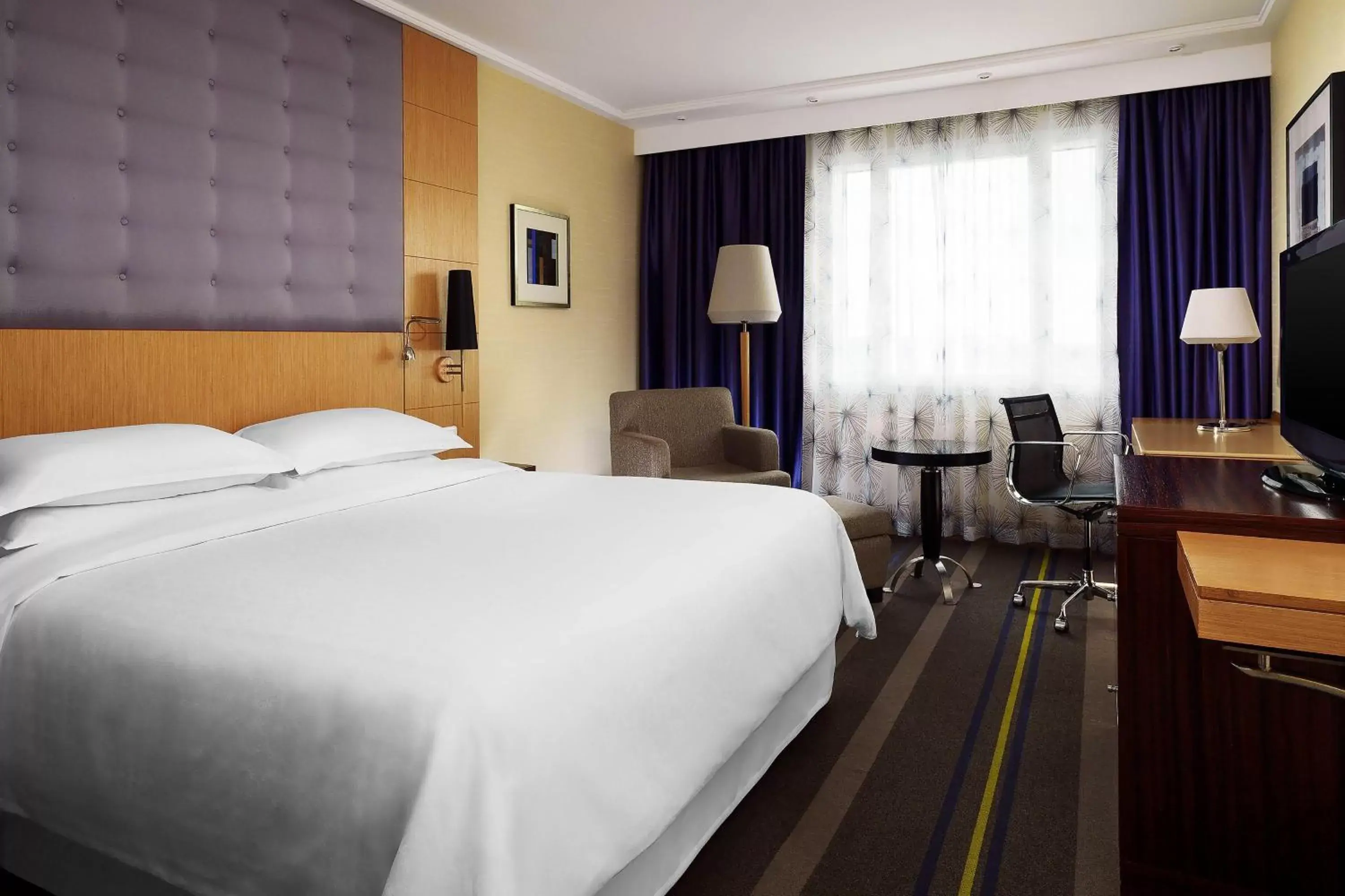 Photo of the whole room, Bed in Sheraton Brussels Airport Hotel