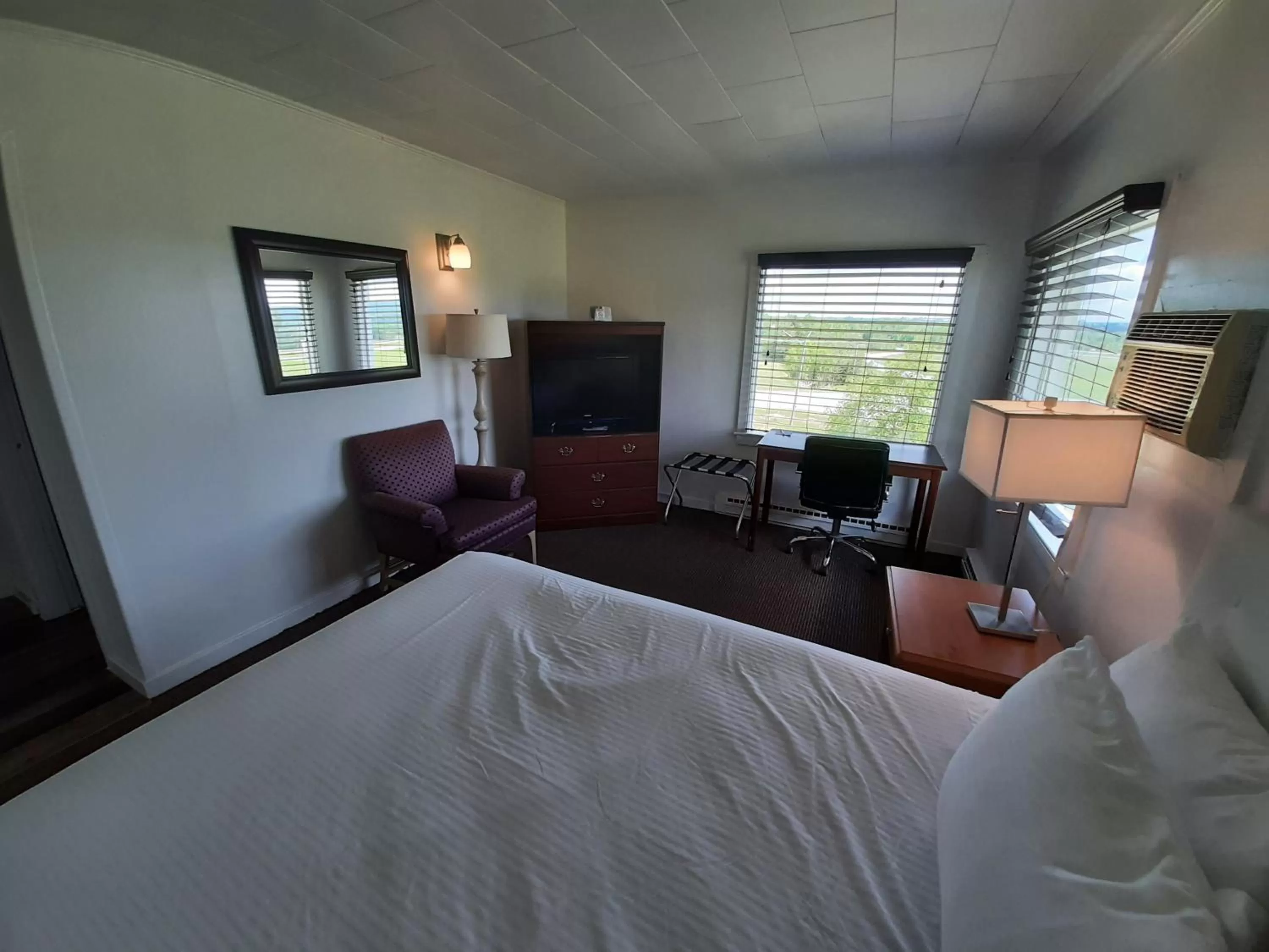 Photo of the whole room, Bed in Howard Johnson by Wyndham Woodstock NB