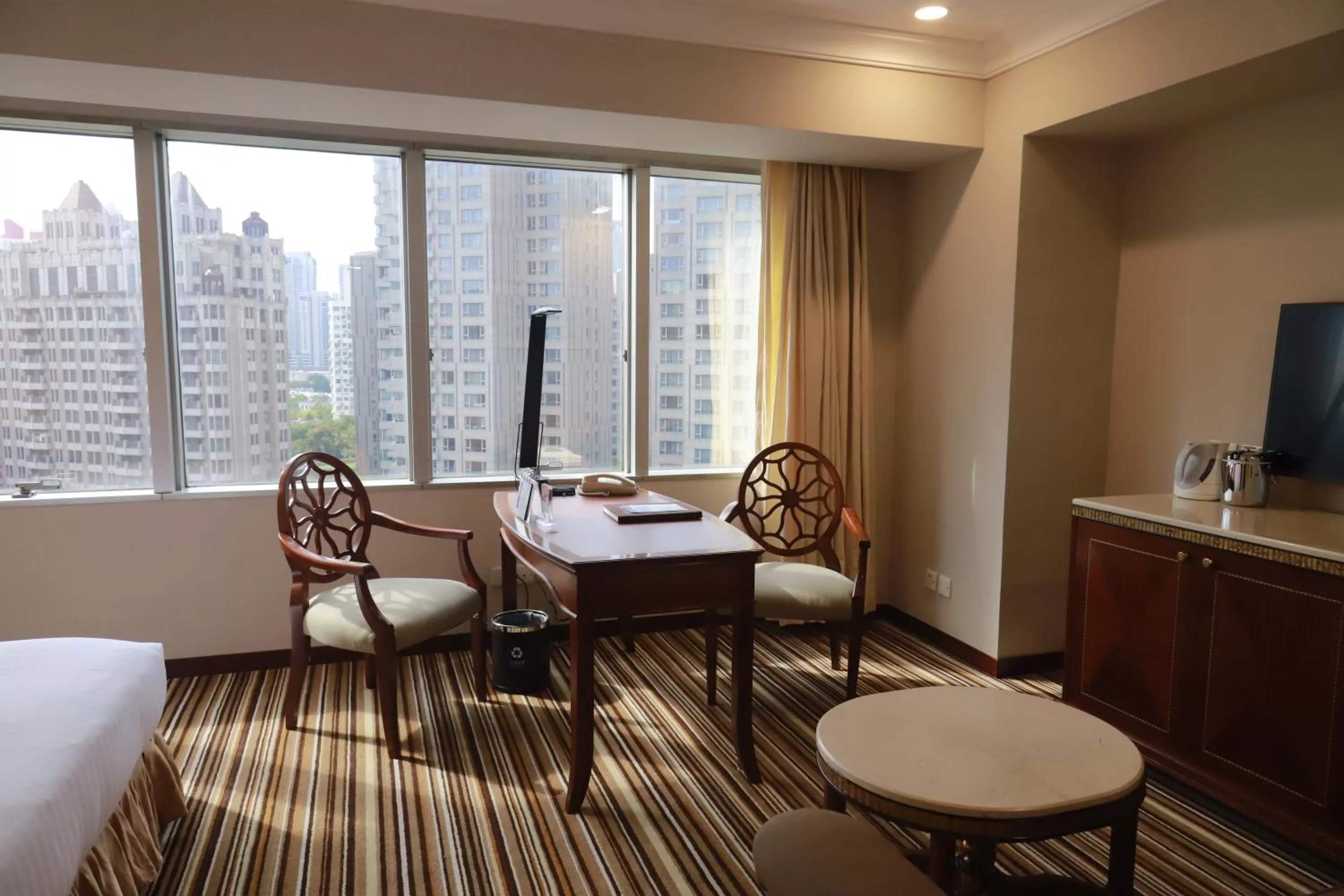 Seating area, Bed in Jin Jiang Tower