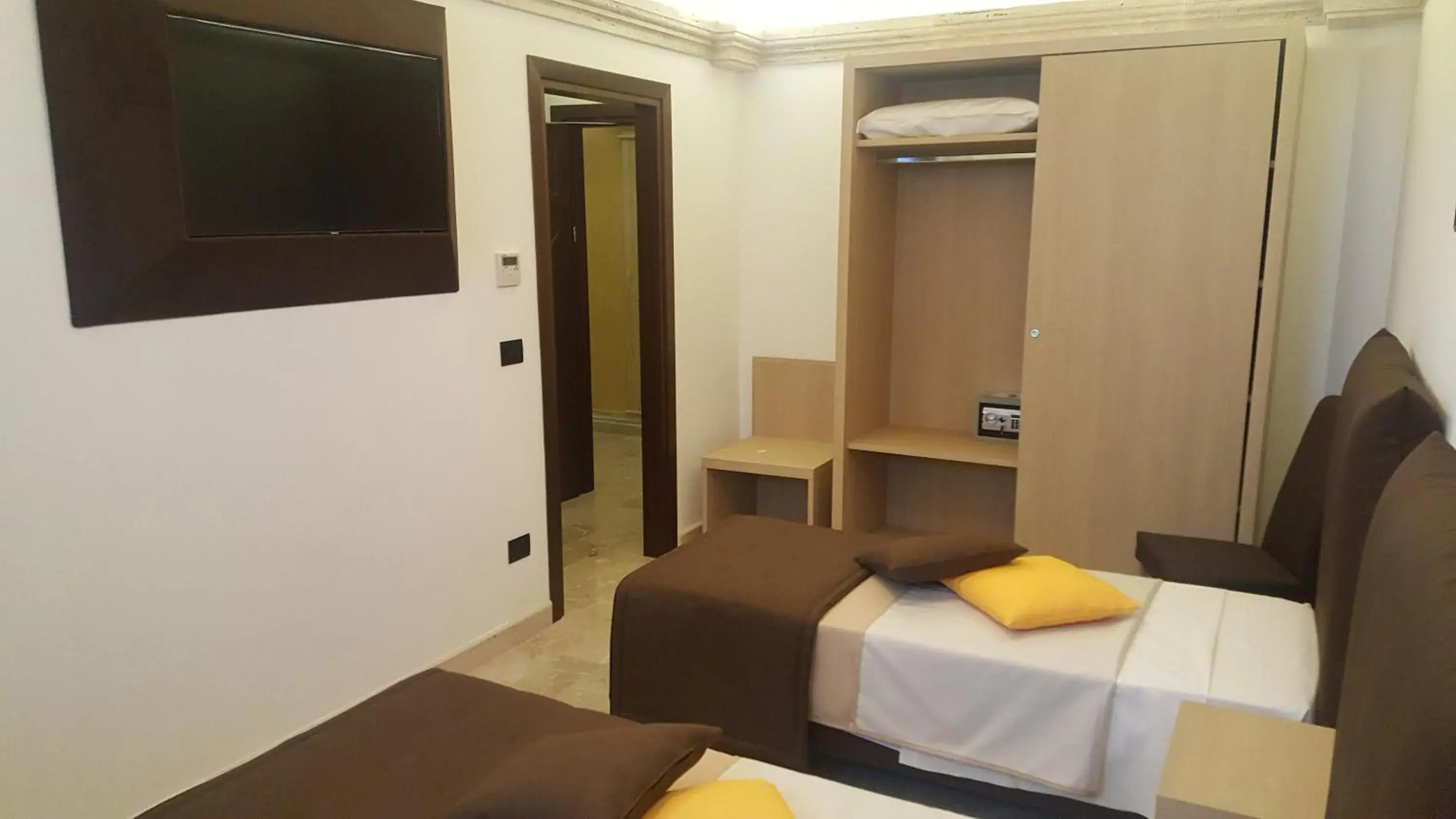 wardrobe, TV/Entertainment Center in BHB Hotel