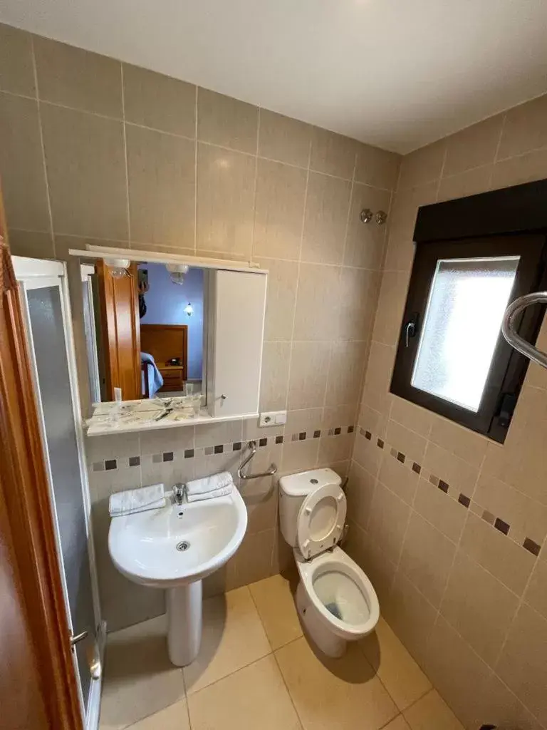 Bathroom in HOTEL Restaurante la barca