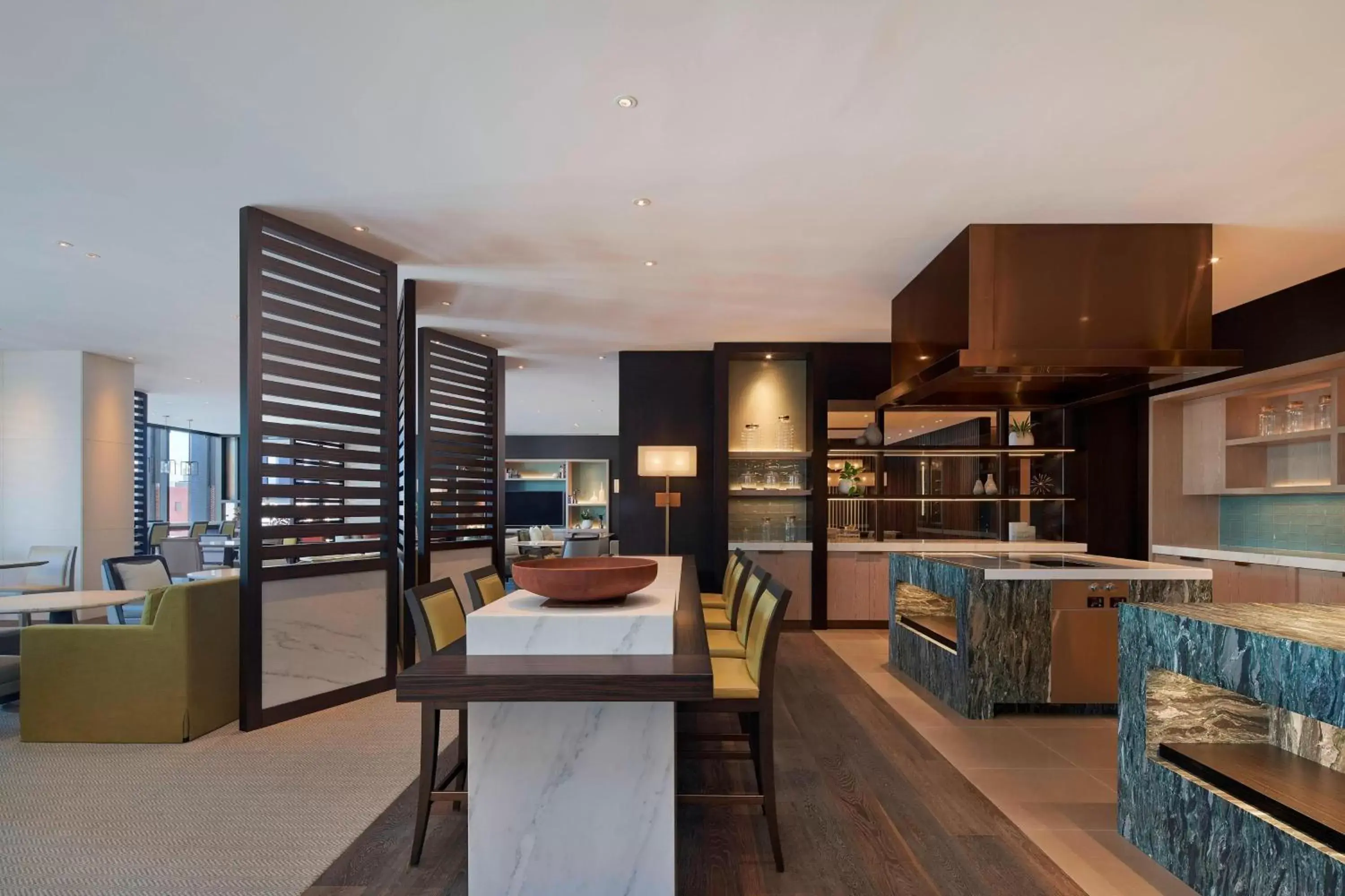 Lounge or bar, Kitchen/Kitchenette in The Westin Perth