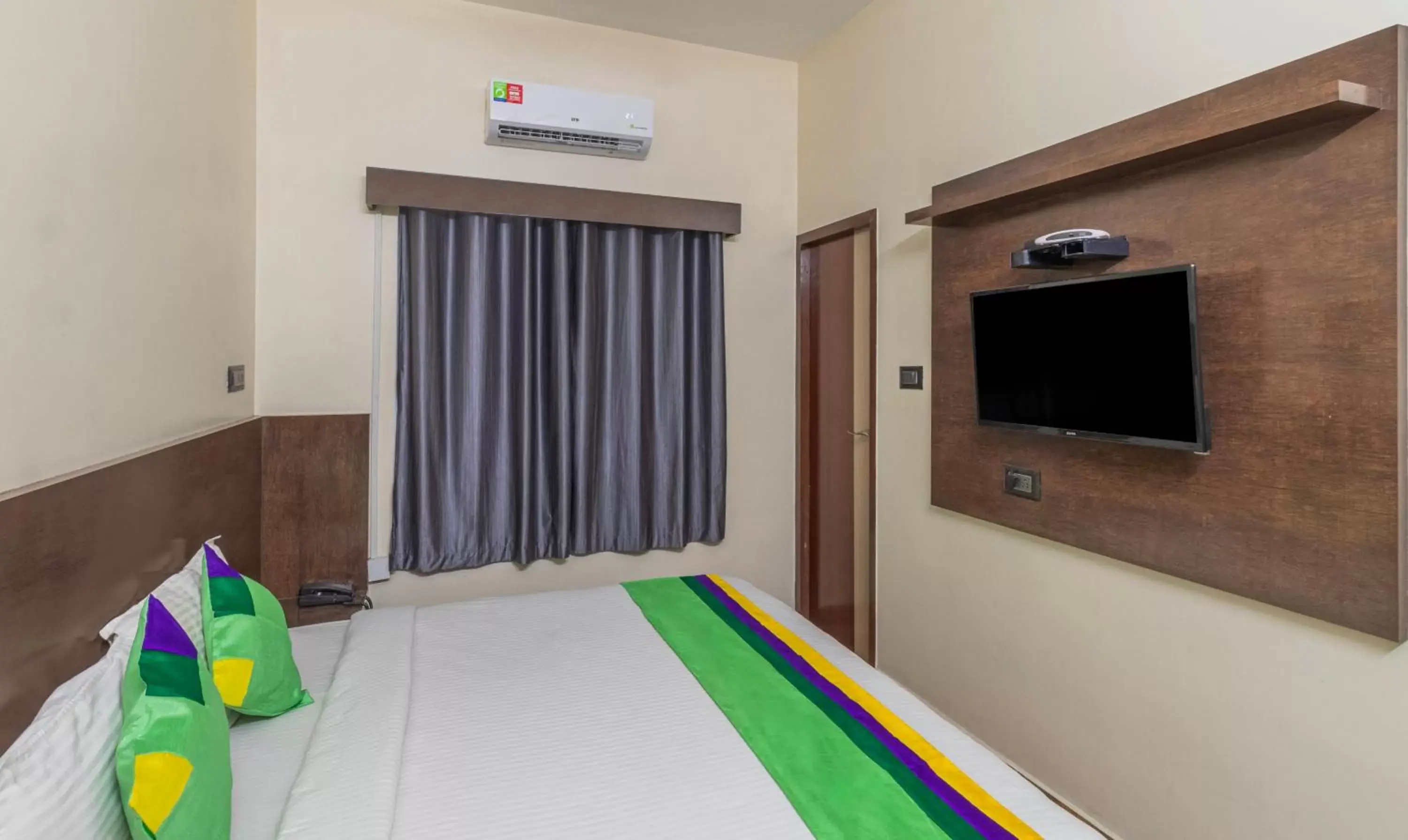 Bed, TV/Entertainment Center in Treebo Trend Pranav Park