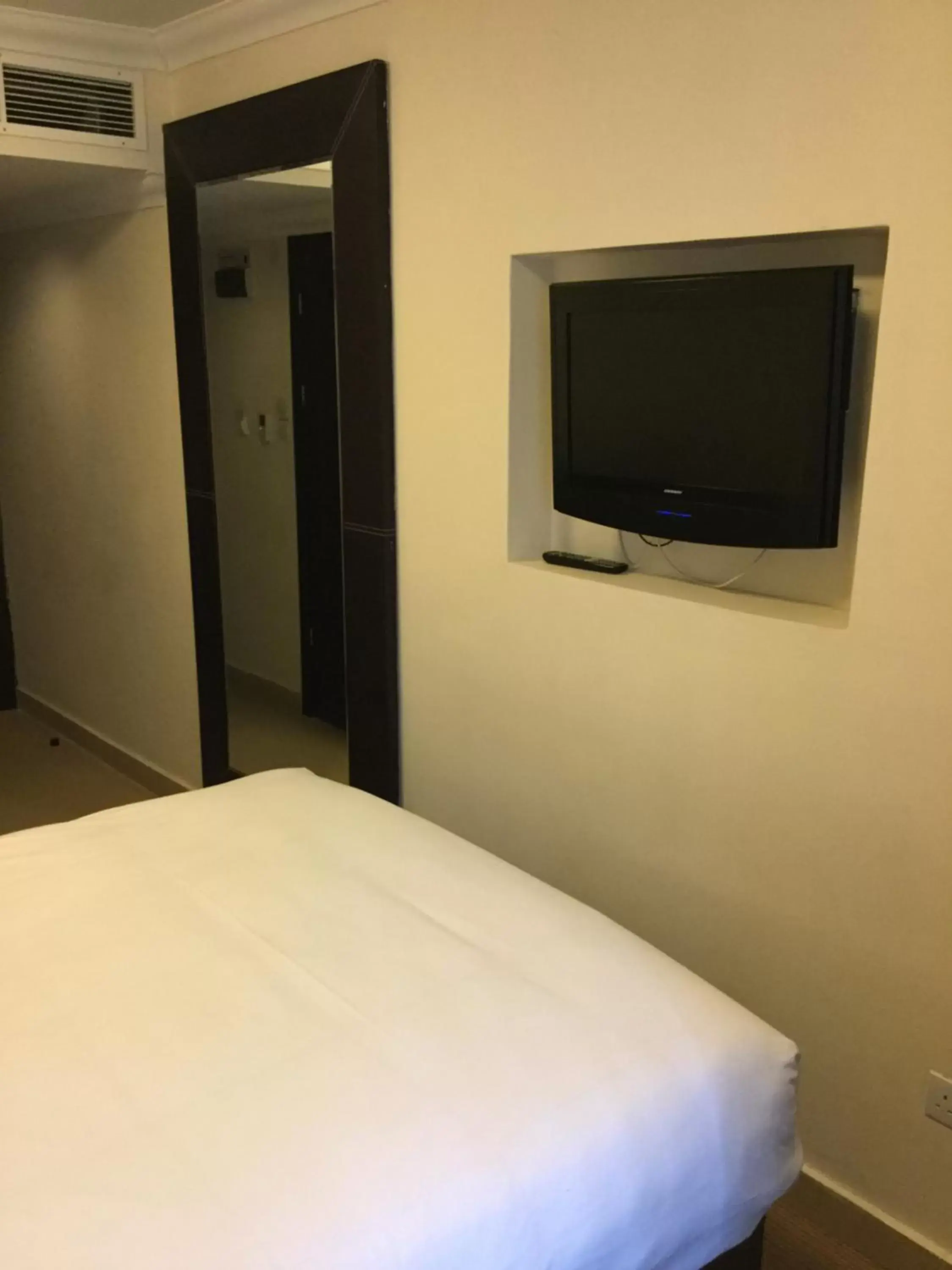 Bed, TV/Entertainment Center in The Royale Chulan Hyde Park Hotel