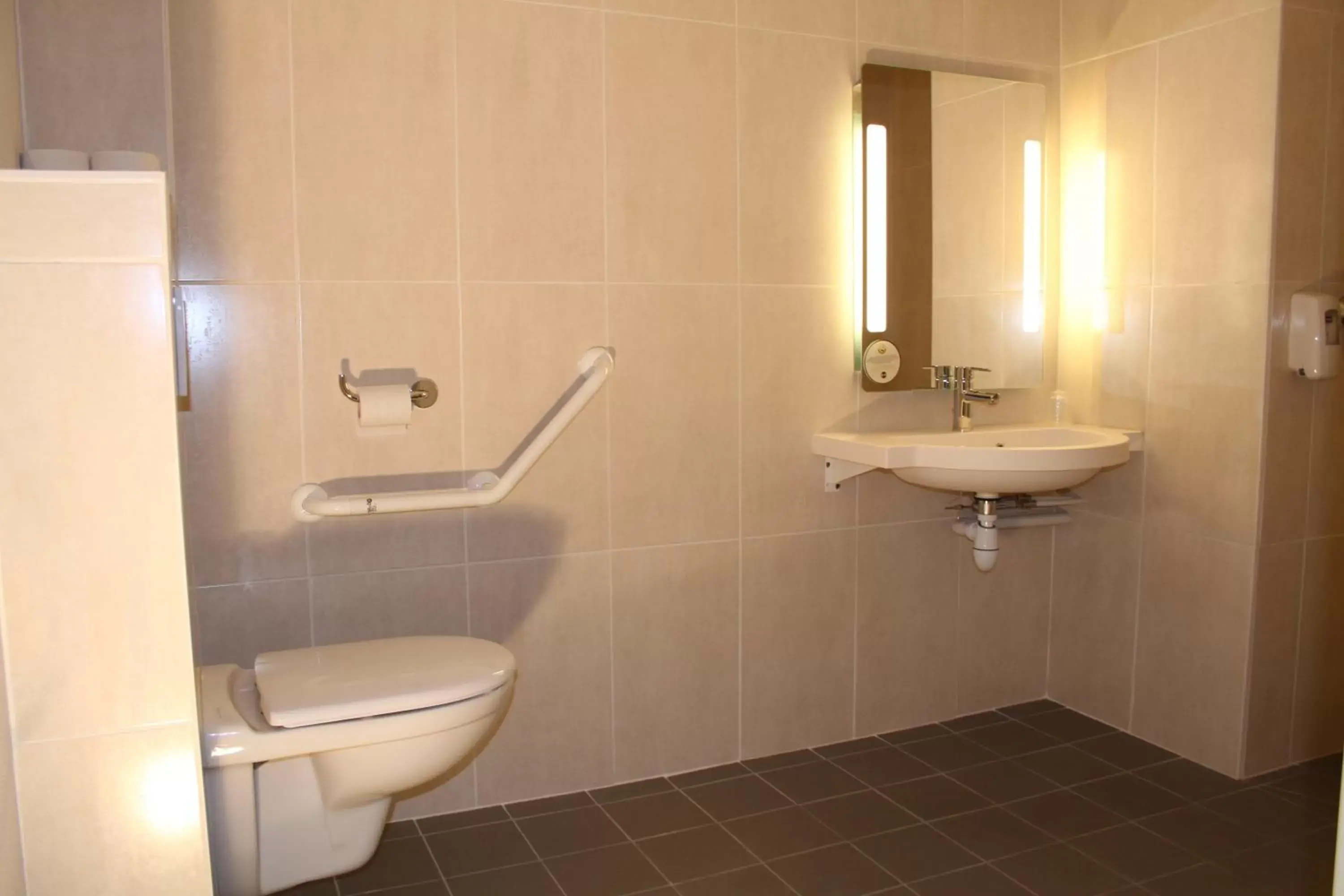 Toilet, Bathroom in B&B HOTEL Valence TGV Romans