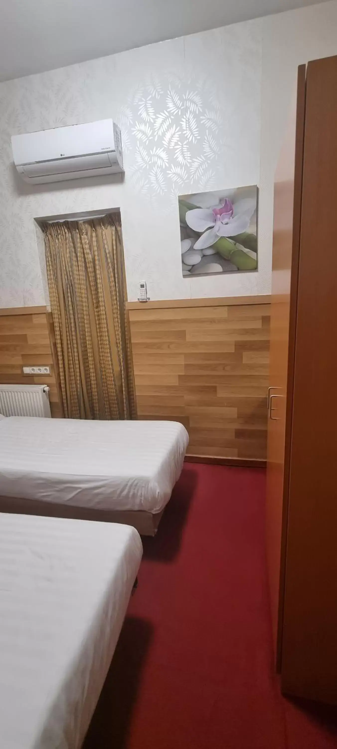 Photo of the whole room, Bed in Hotel Isis
