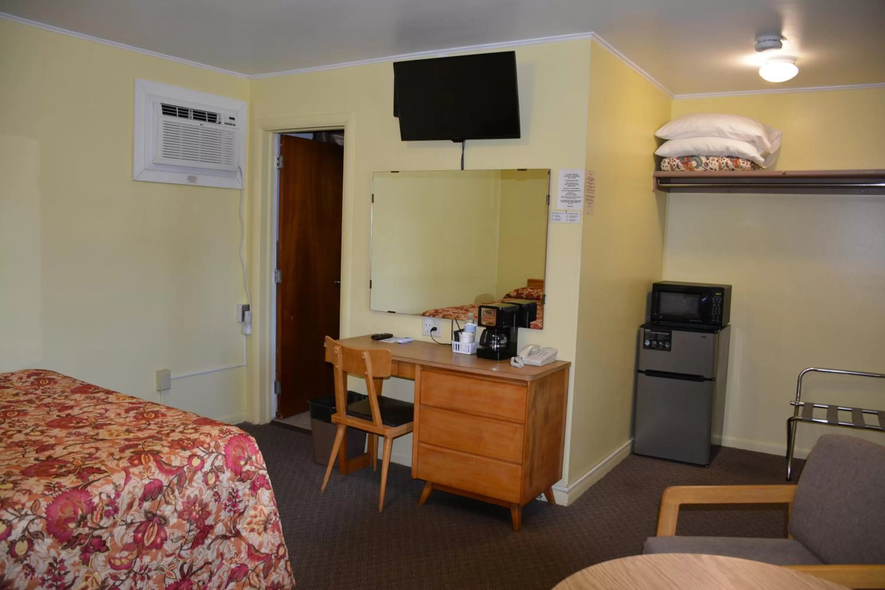 TV and multimedia, Bed in The Village Motel