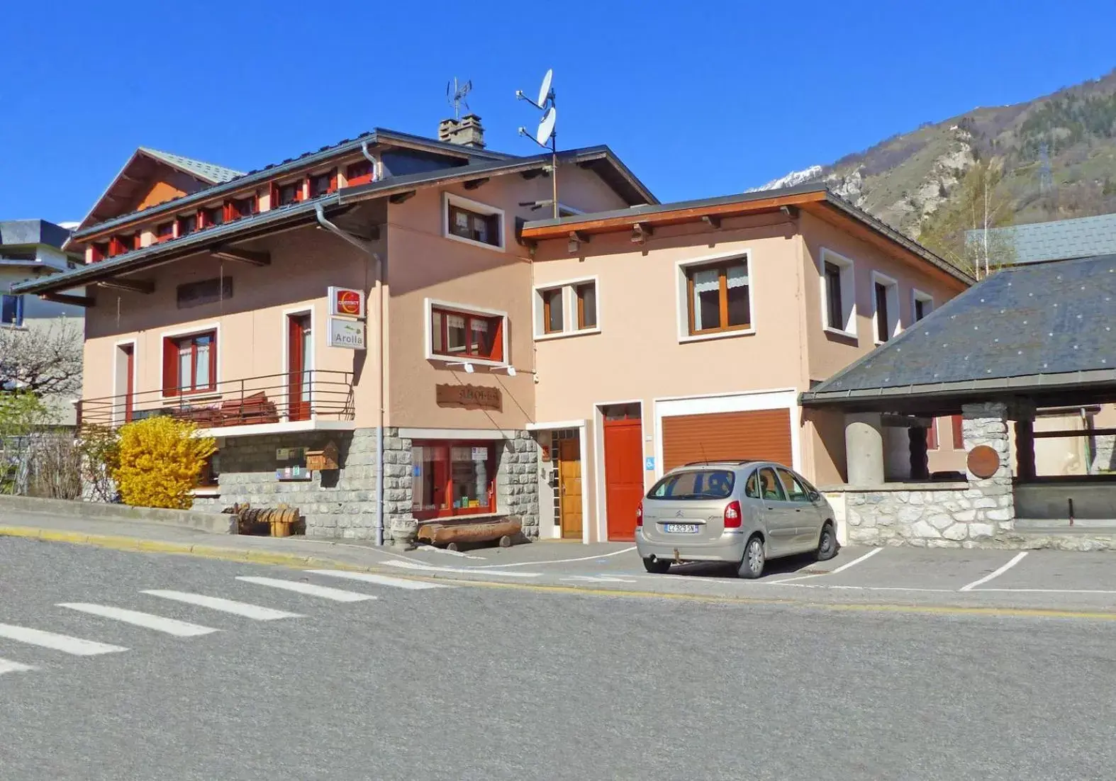 Facade/entrance, Property Building in Hôtel Arolla