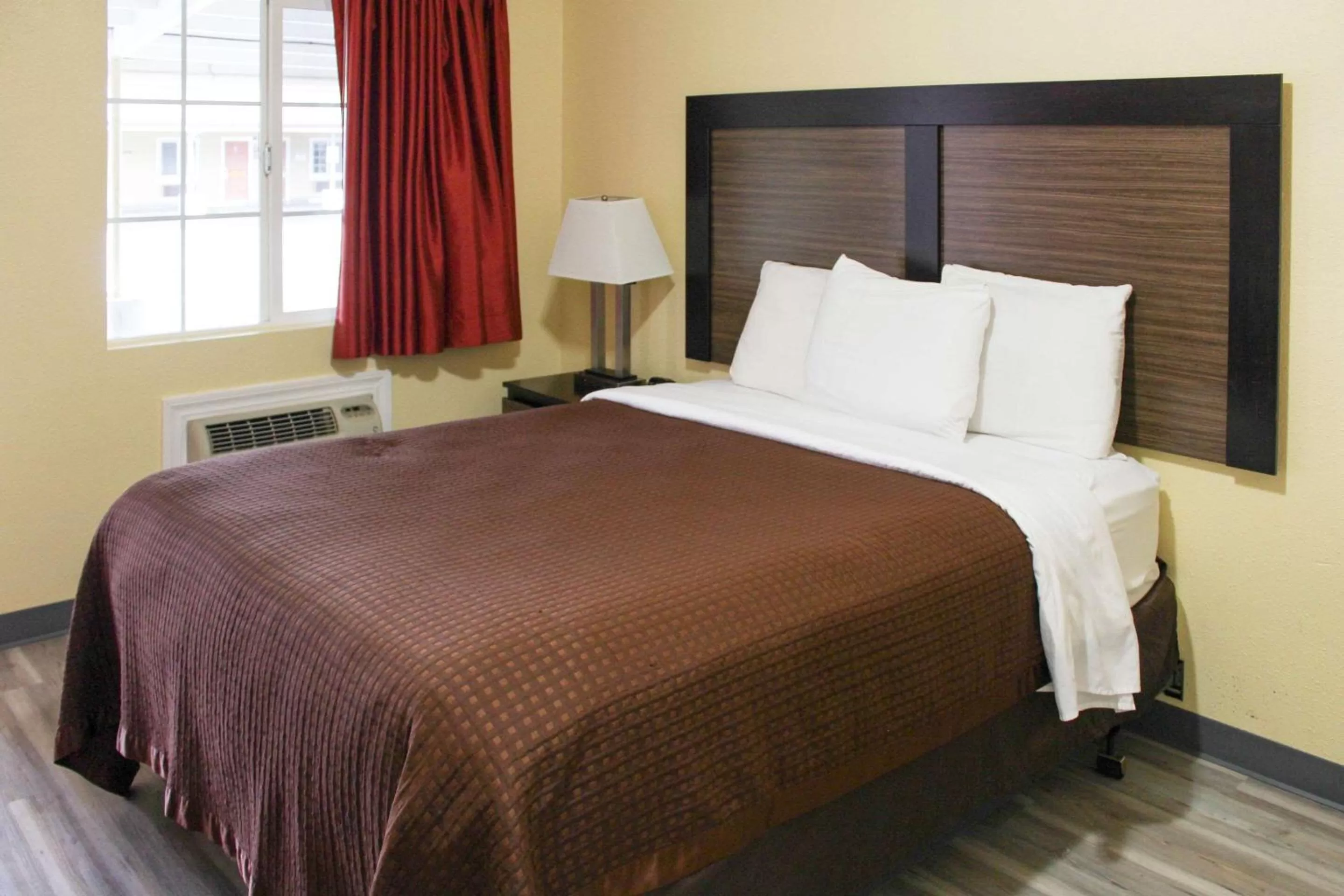 Bedroom, Bed in Rodeway Inn Medford South I-5