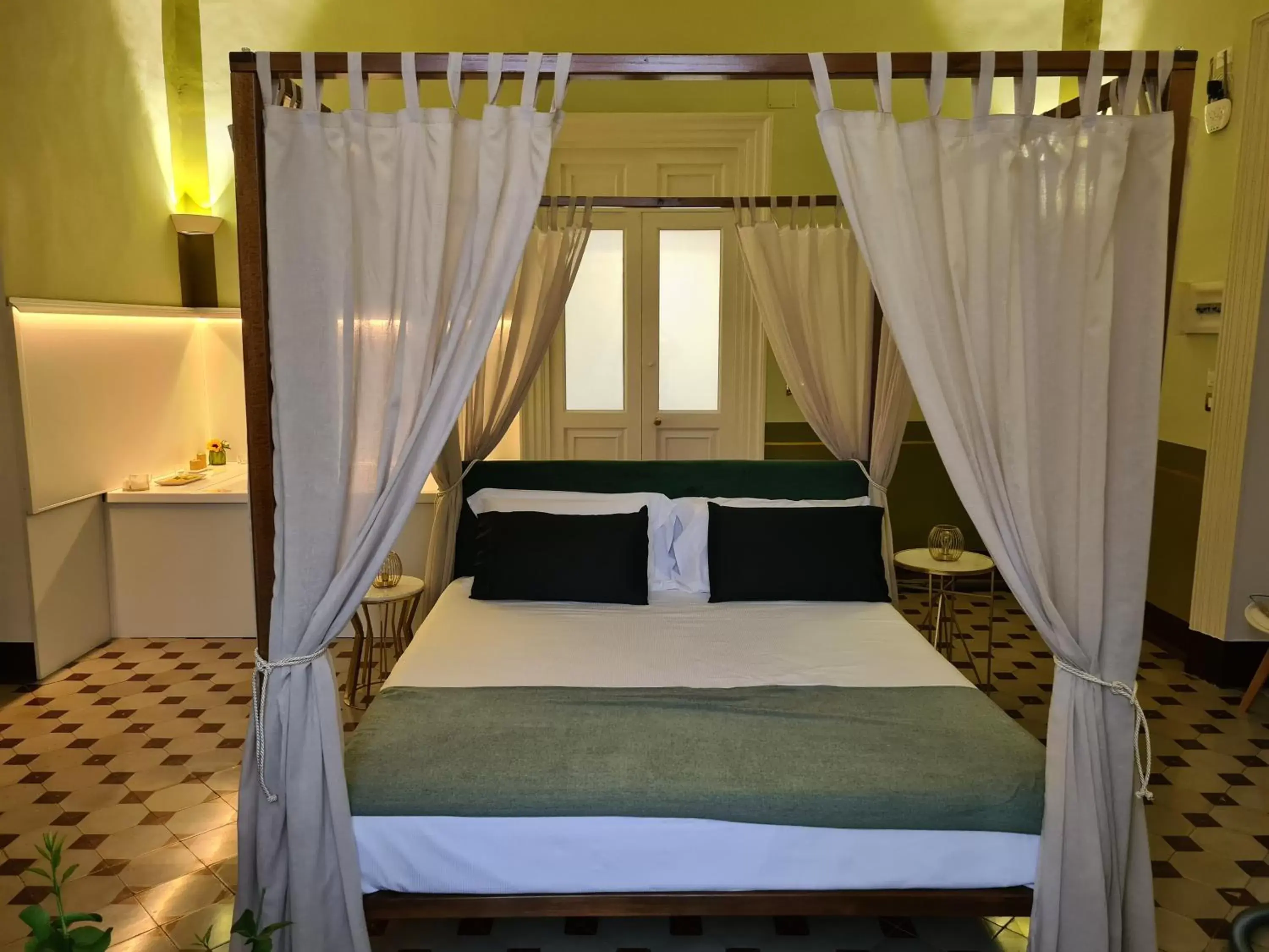 Bed in Toscano Palace Luxury Rooms Catania