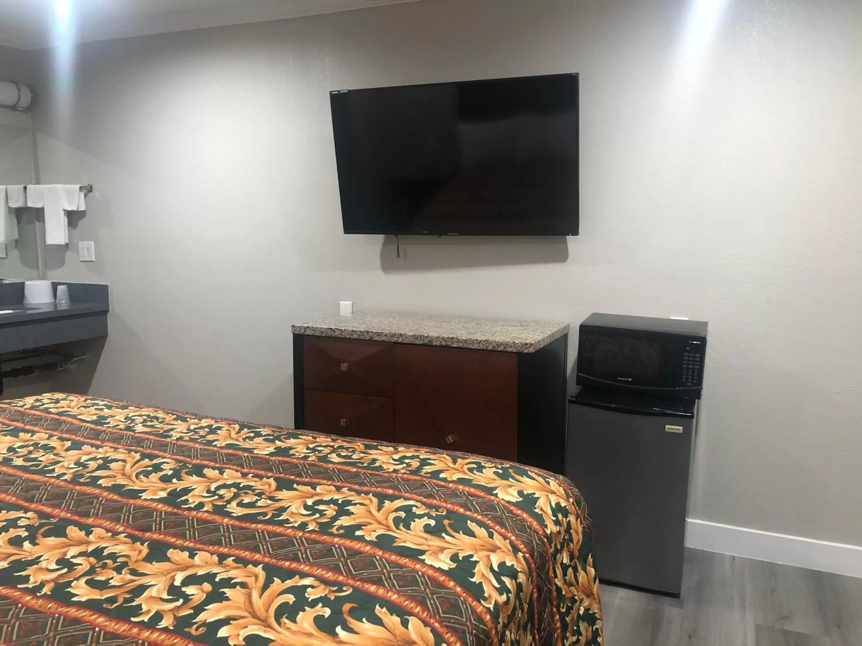 TV/Entertainment Center in Economy Inn - Ontario Airport