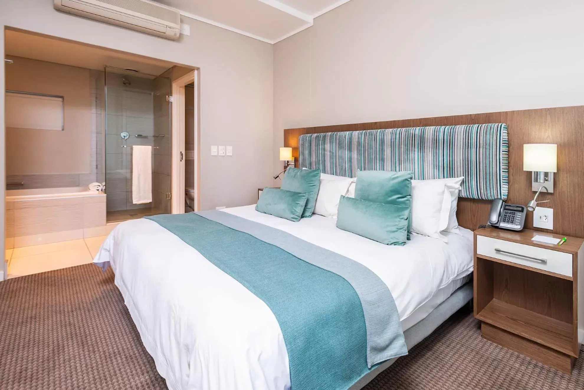 Bathroom, Bed in aha Harbour Bridge Hotel & Suites