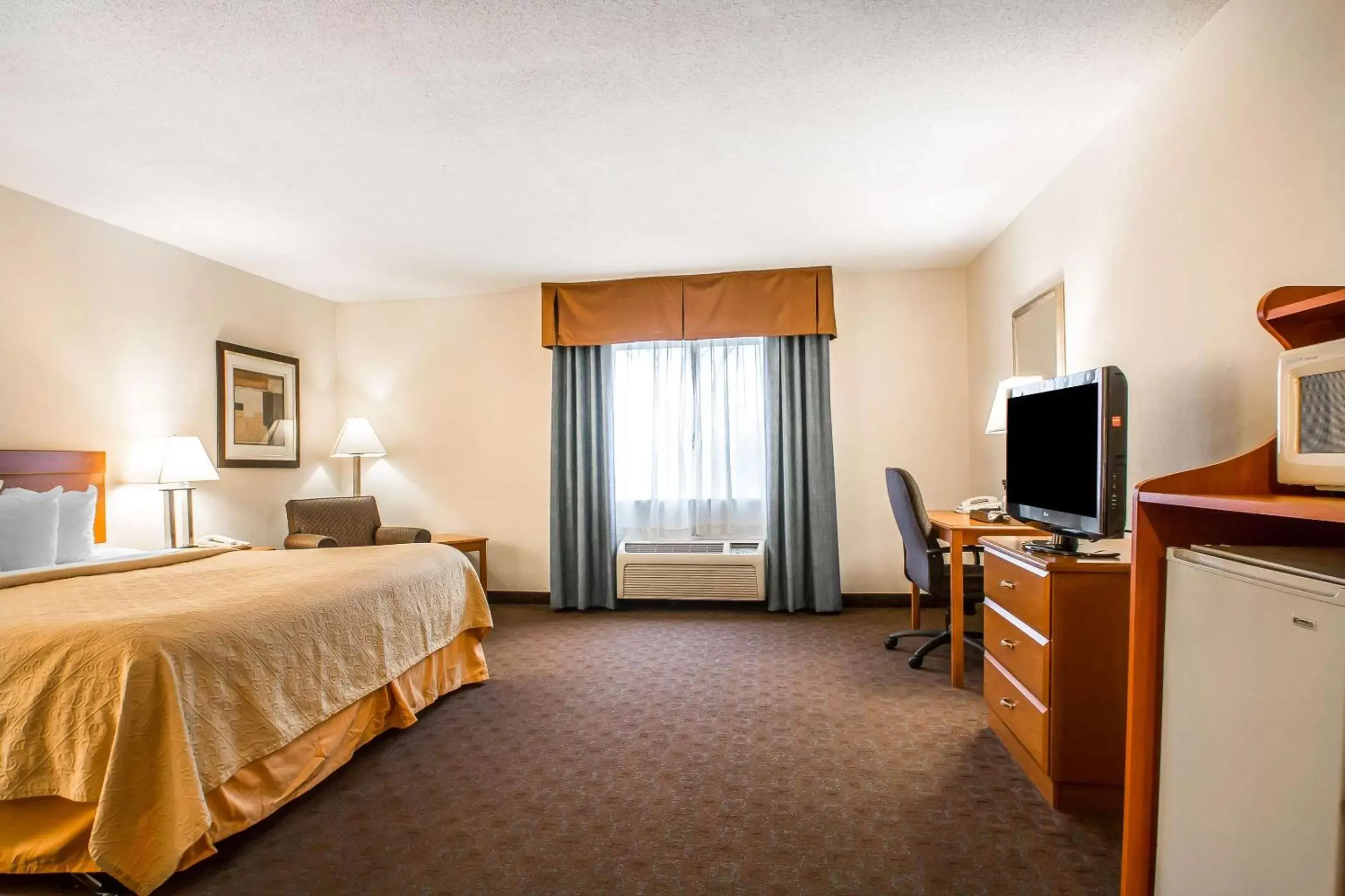 Photo of the whole room, TV/Entertainment Center in Quality Inn Morris I-80