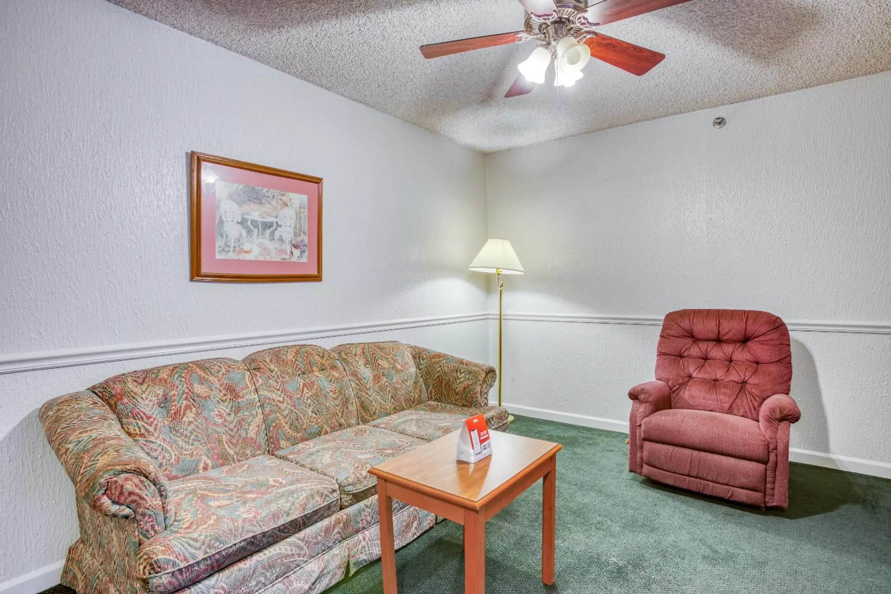 Seating Area in OYO Townhouse Tulsa Woodland Hills