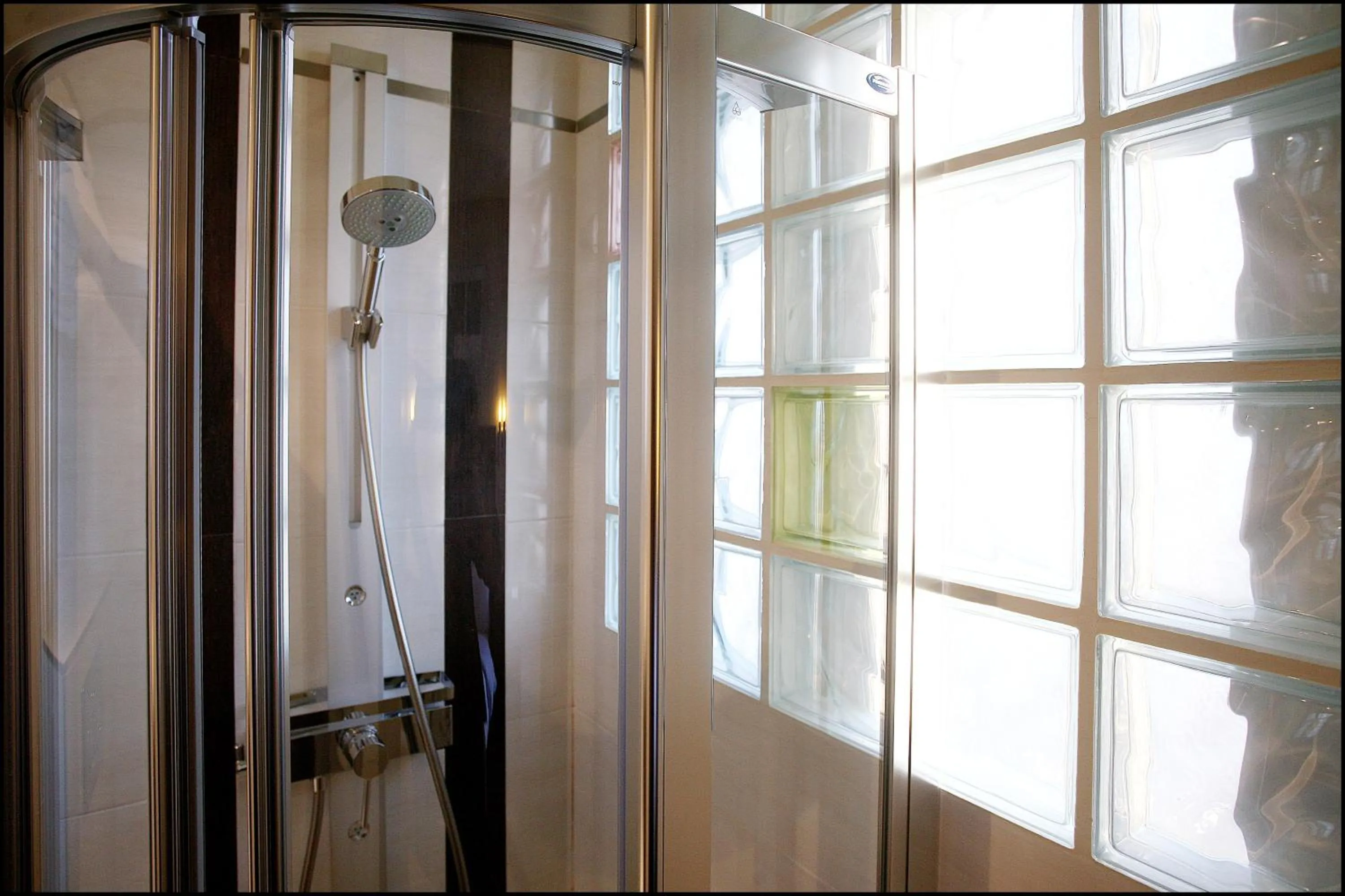 Shower in Grand Hotel Francais