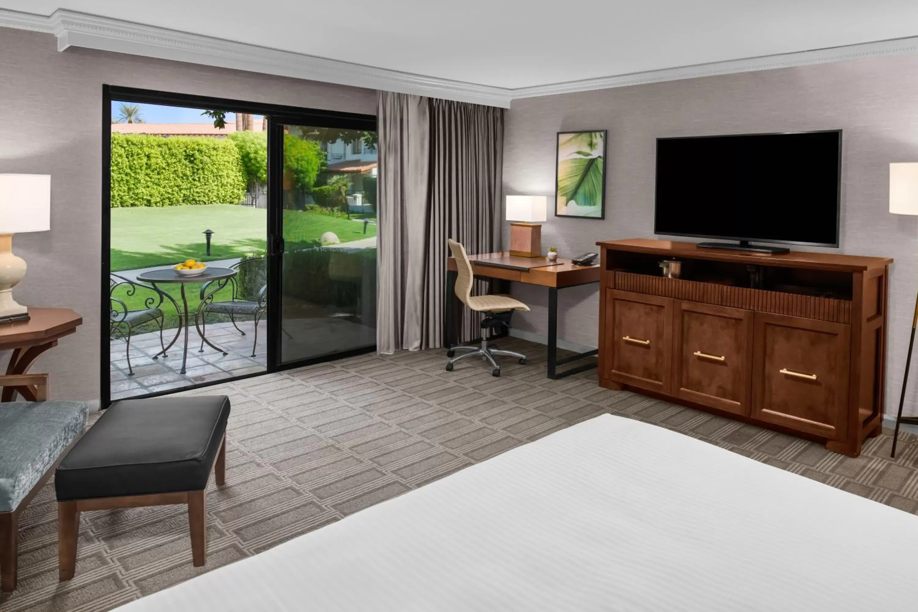 Bed, TV/Entertainment Center in Miramonte Indian Wells Resort & Spa