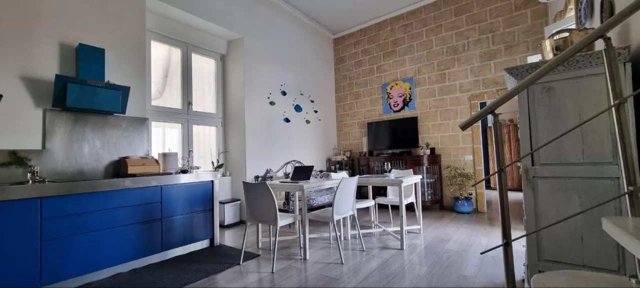 Communal lounge/ TV room, Dining Area in B&B Charming House