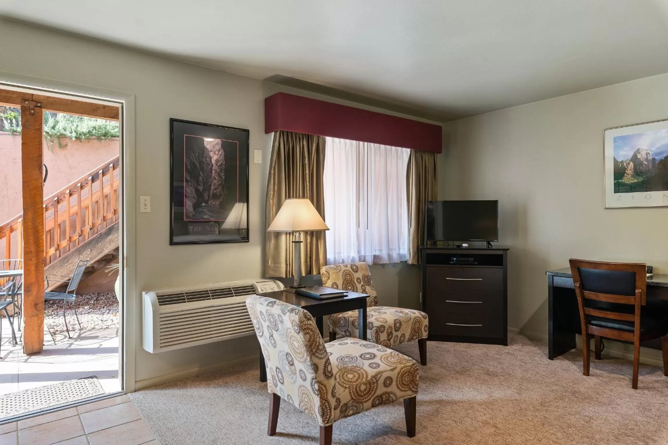 Seating area, TV/Entertainment Center in Flanigan`s Resort and Spa