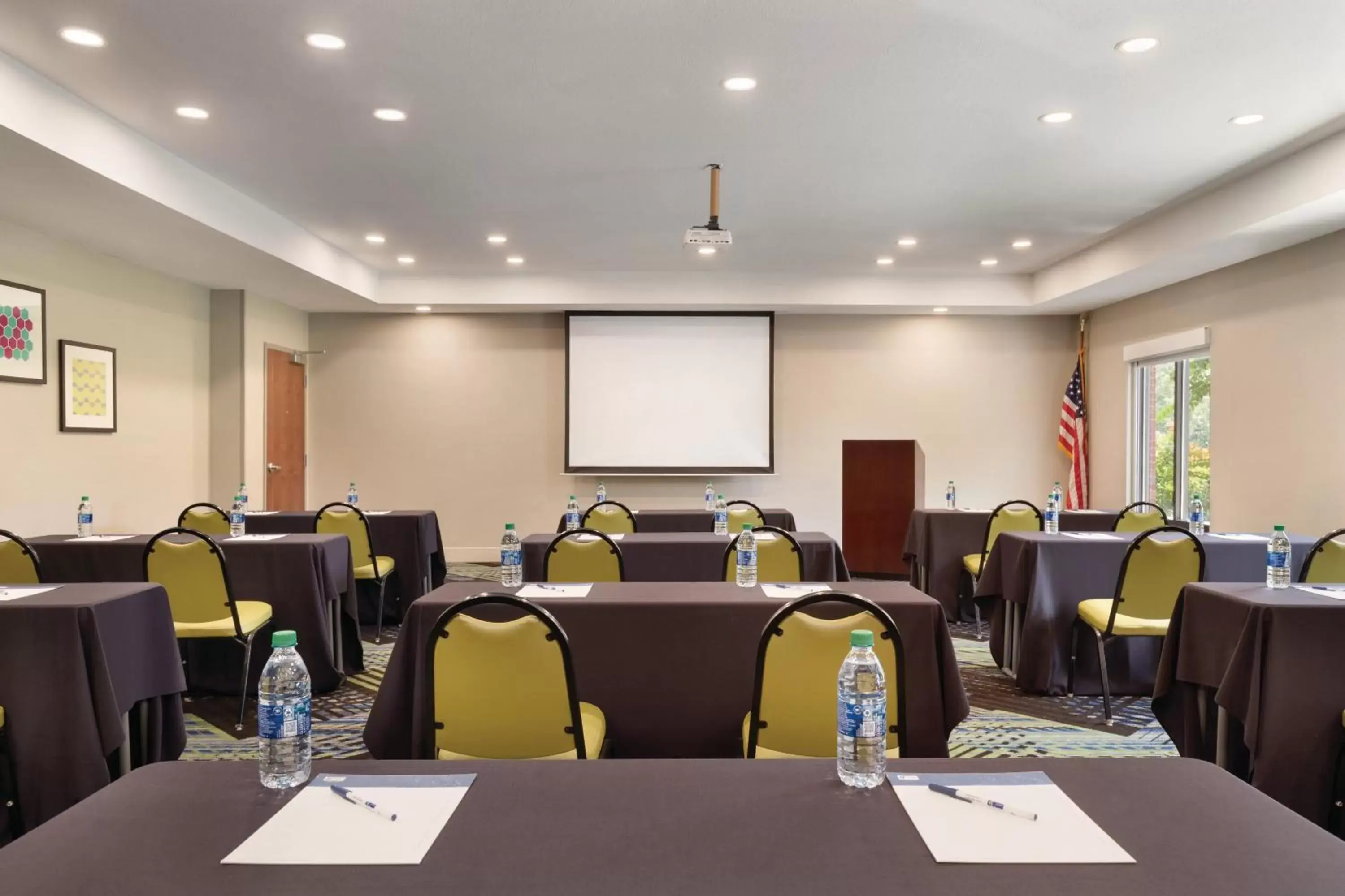 Meeting/conference room in Holiday Inn Express Hotel & Suites Lavonia, an IHG Hotel