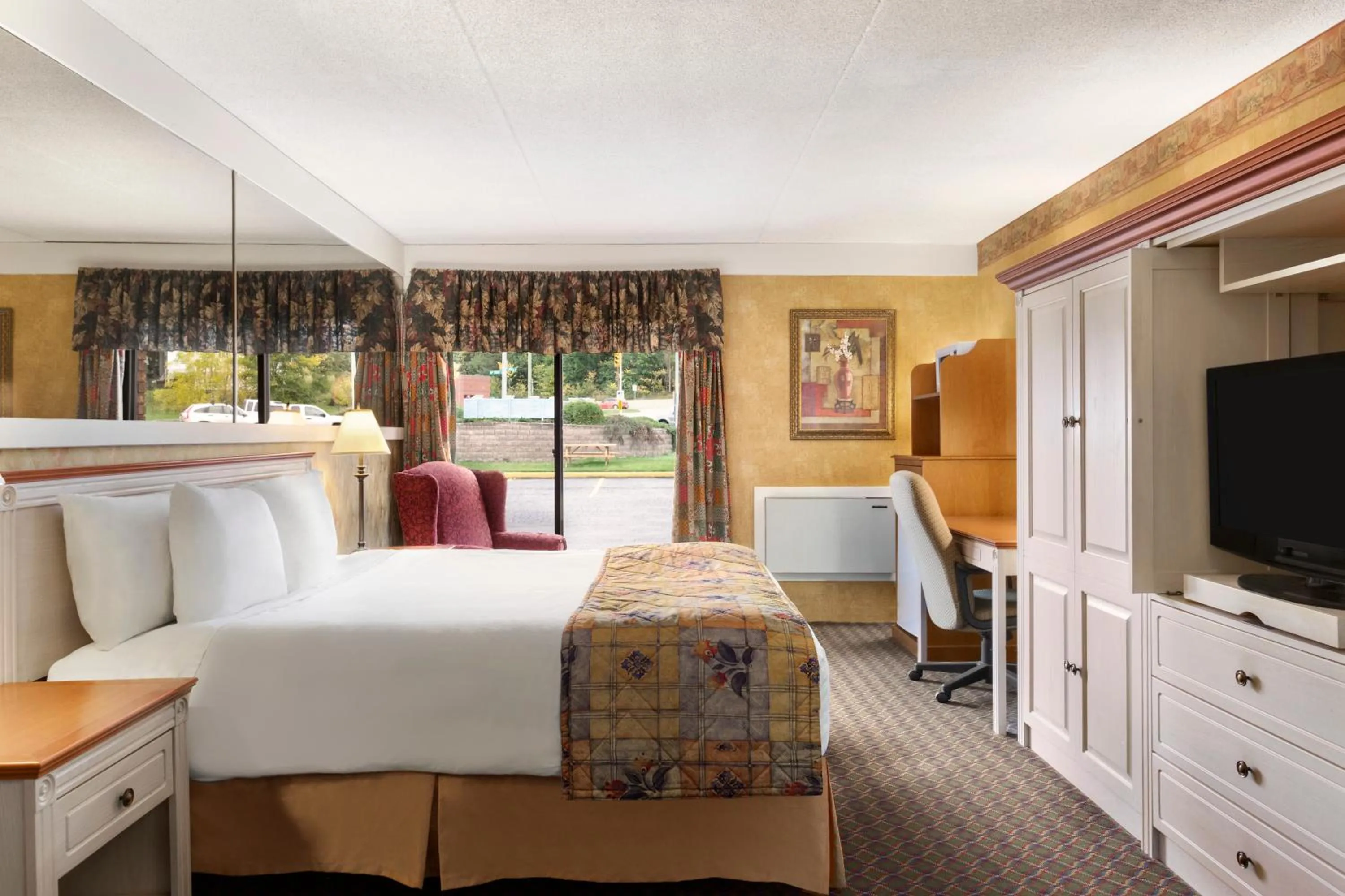 Bedroom, Bed in Travelodge by Wyndham Owen Sound ON