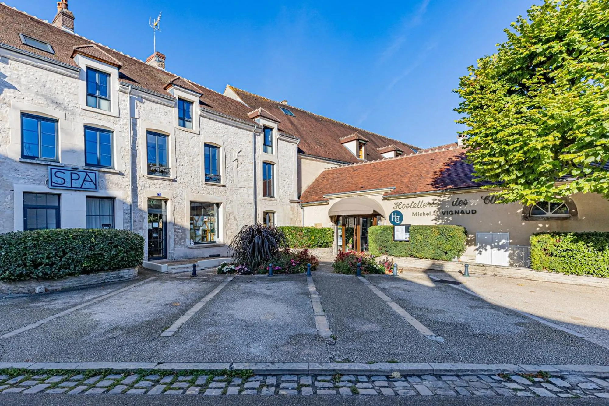 Property building in Logis Hostellerie des Clos et restaurant Bistrot des grands crus et Maison de la tour Chablis