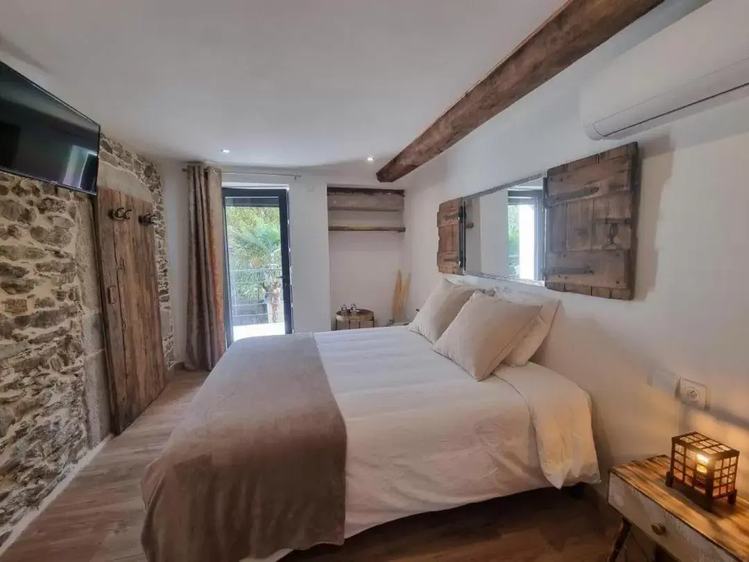 Queen Room with Garden View in La Voûte du Pilat & SPA Queen Room with Garden View in La Voûte du Pilat & SPA