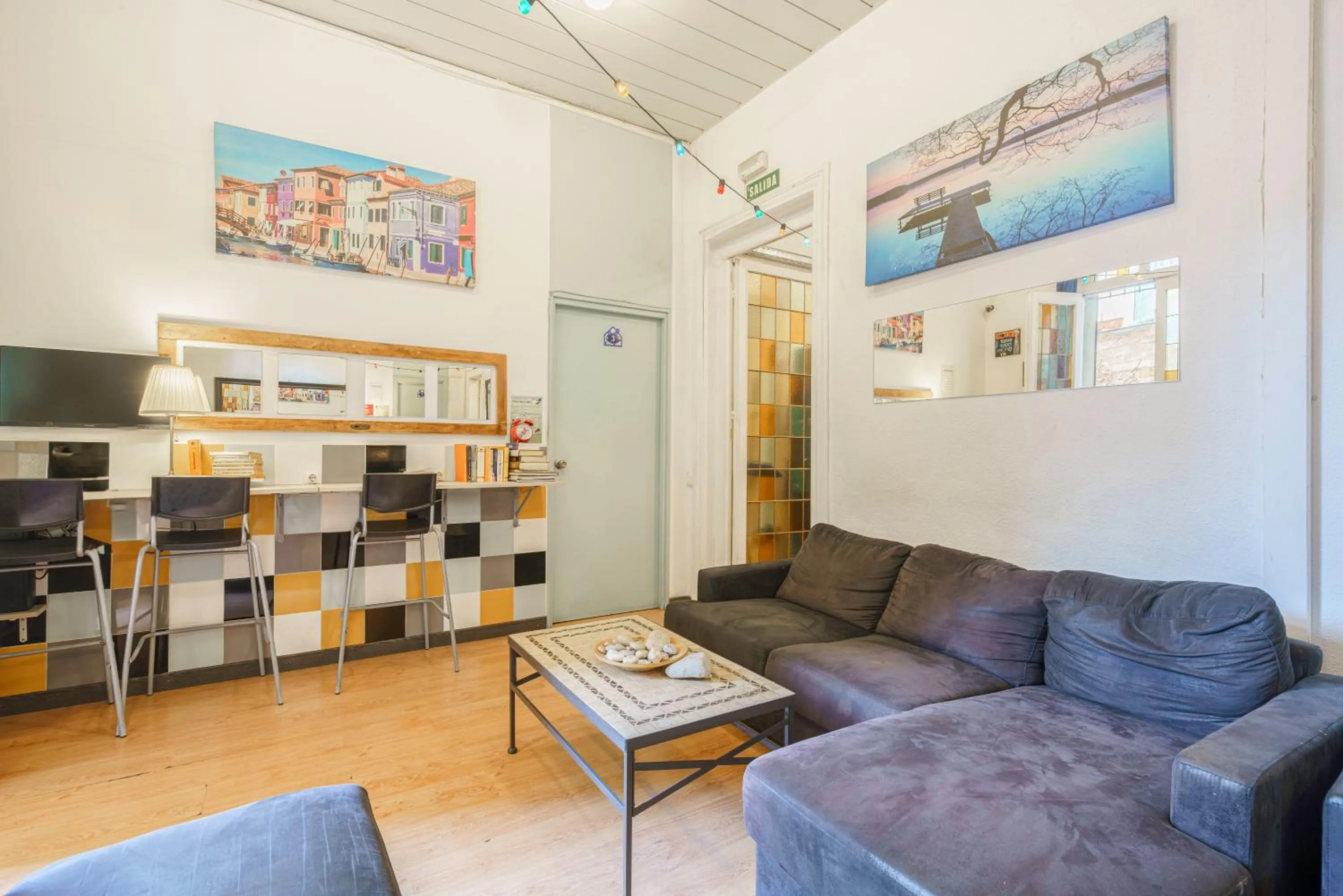 Communal lounge/ TV room in Casa Barcelo Hostel Barcelona