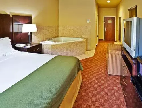 Bed in Holiday Inn Express Hotel & Suites Muskogee, an IHG Hotel