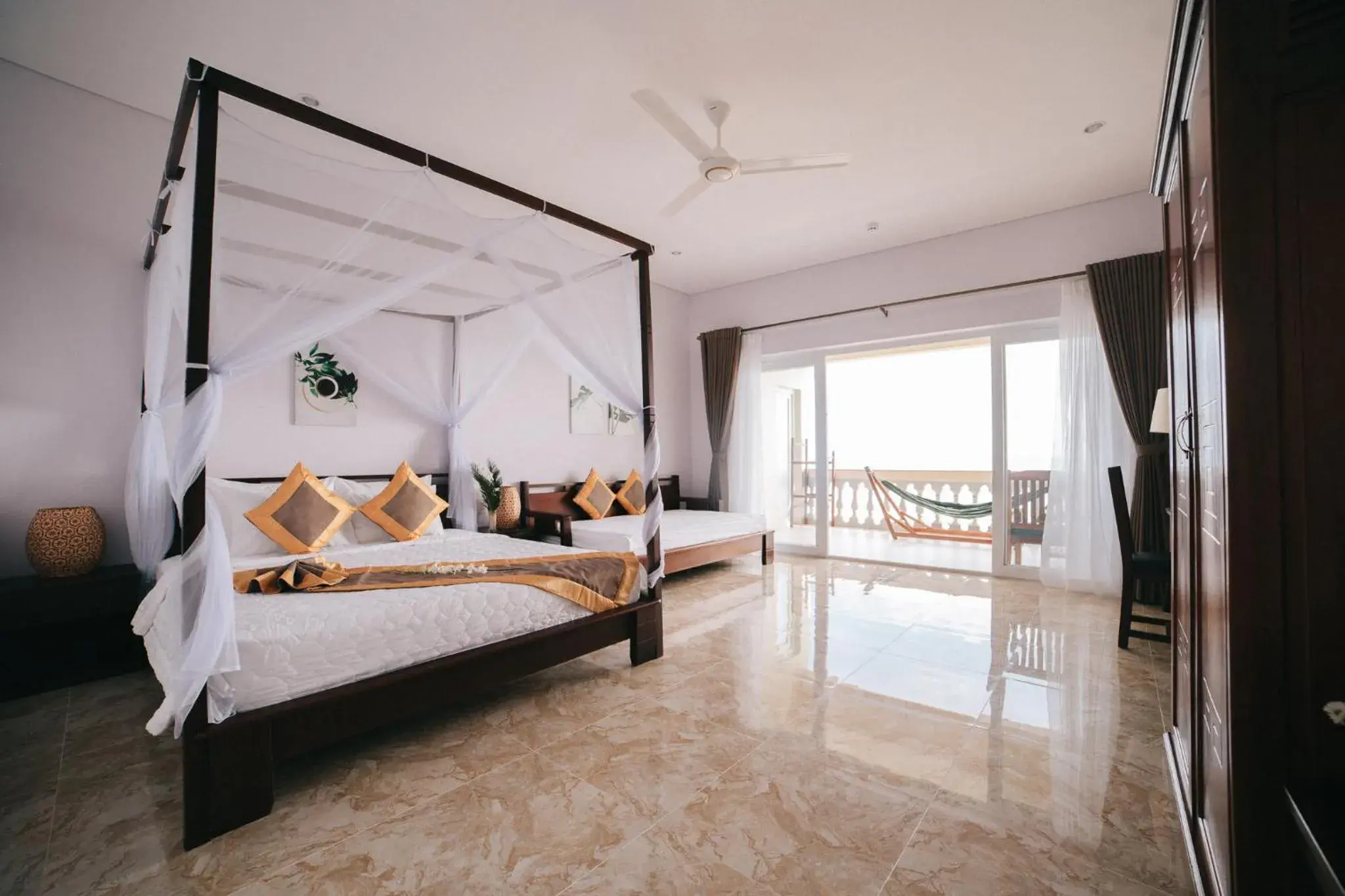 Bedroom, Bed in Sea Sense Resort