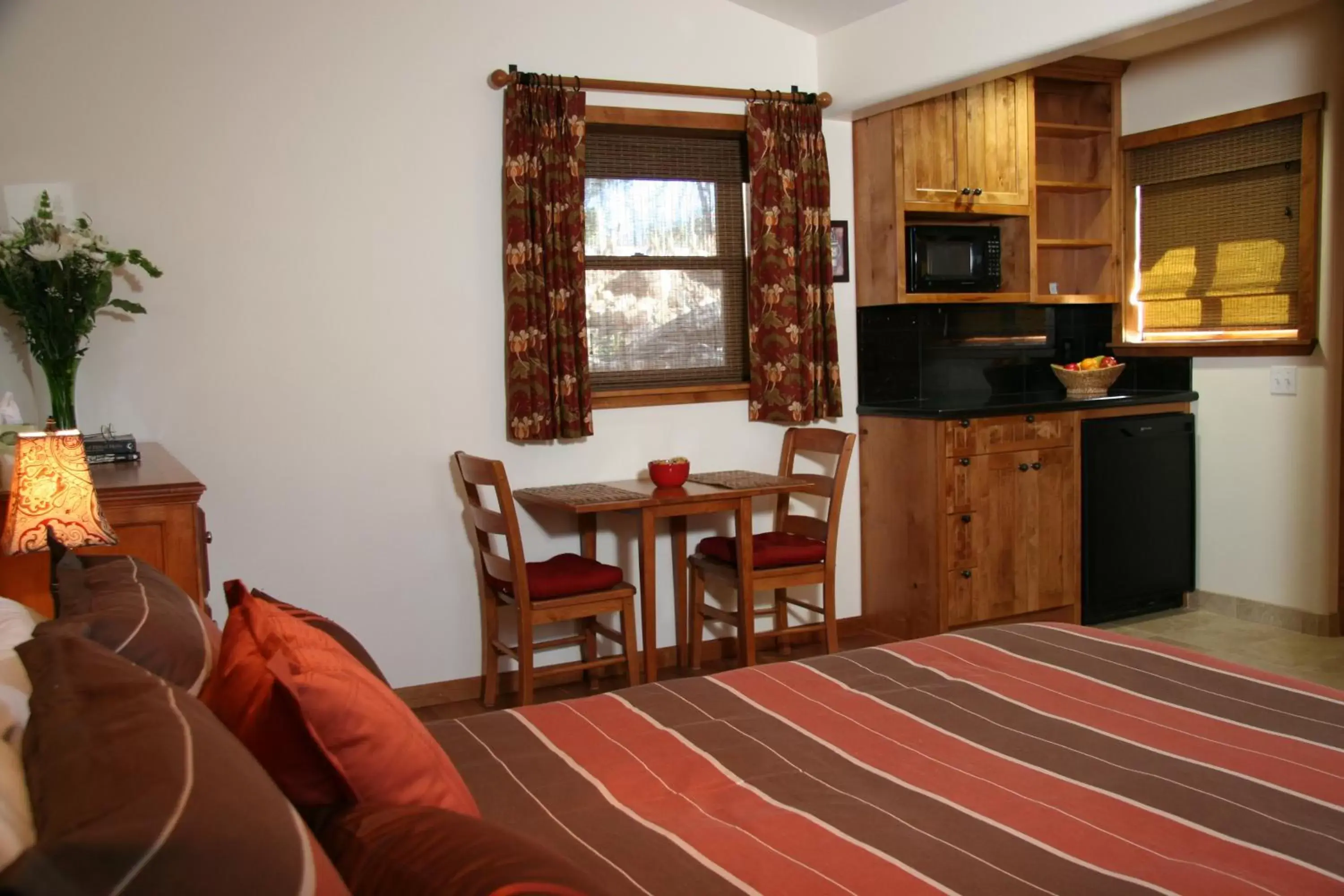 Bedroom, Kitchen/Kitchenette in Ojai Retreat & Inn