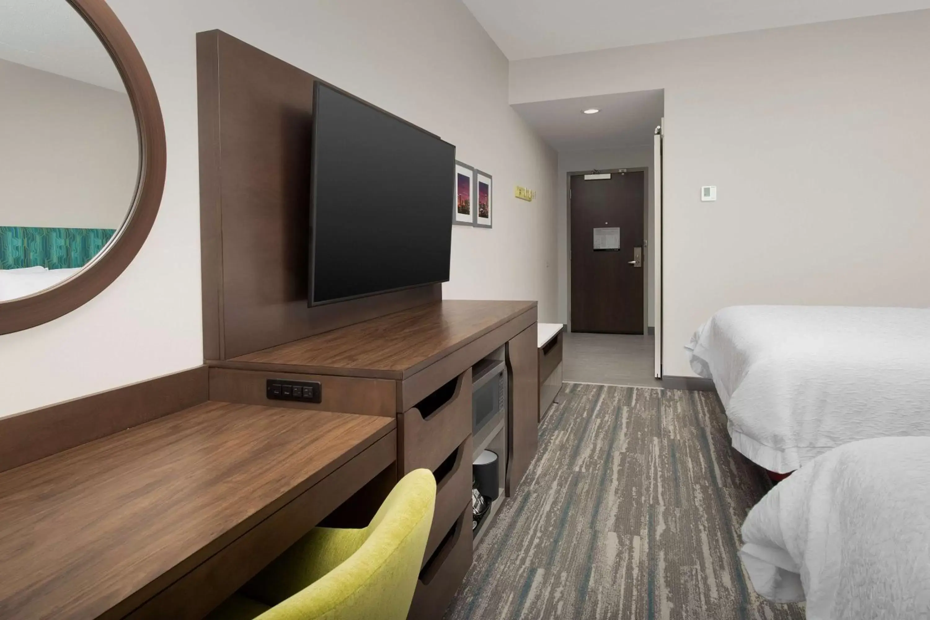 Bedroom, TV/Entertainment Center in Hampton Inn & Suites Charlotte Airport Lake Pointe