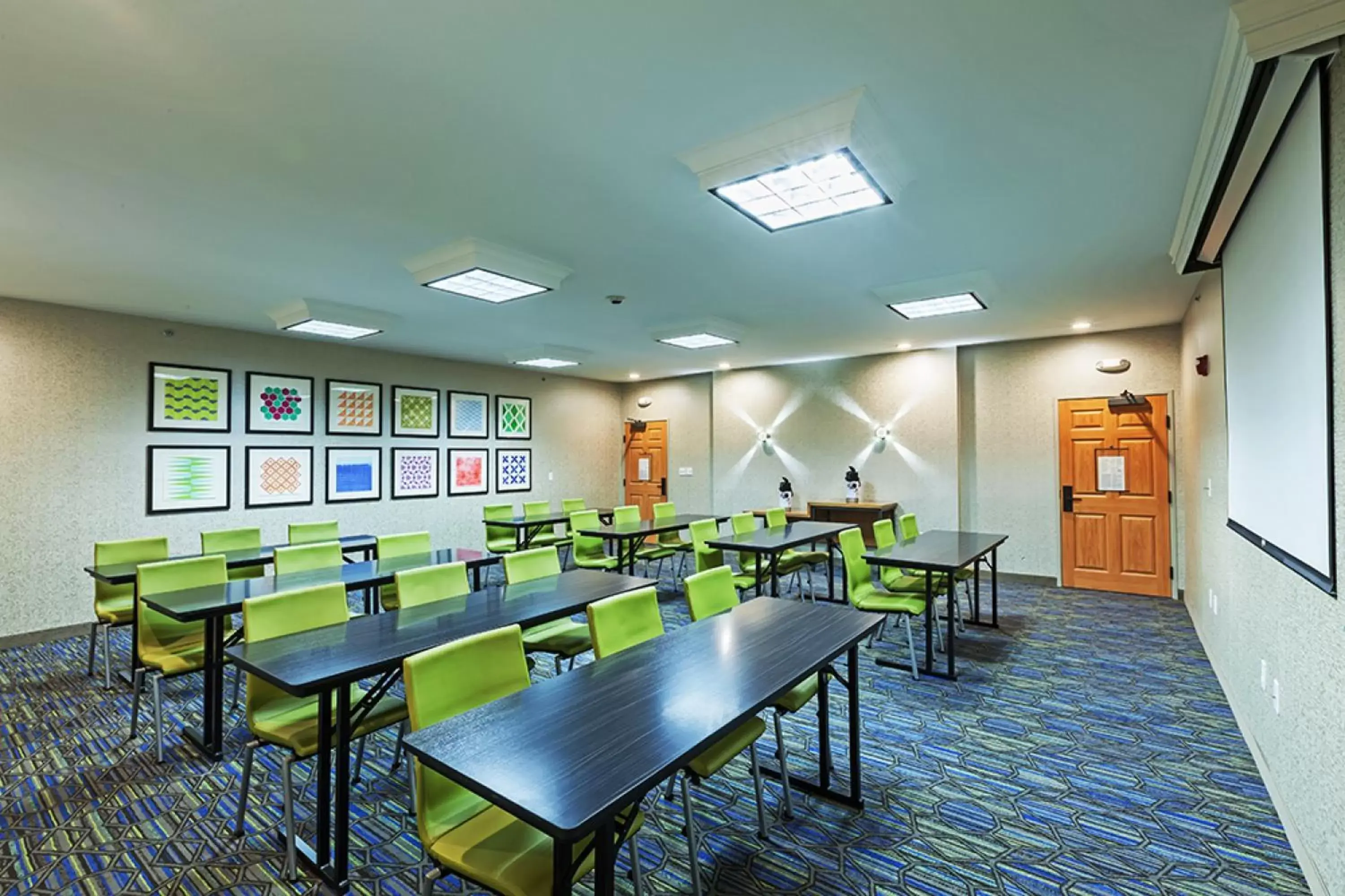 Meeting/conference room, Restaurant/Places to Eat in Holiday Inn Express & Suites Tulsa S Broken Arrow Hwy 51, an IHG Hotel