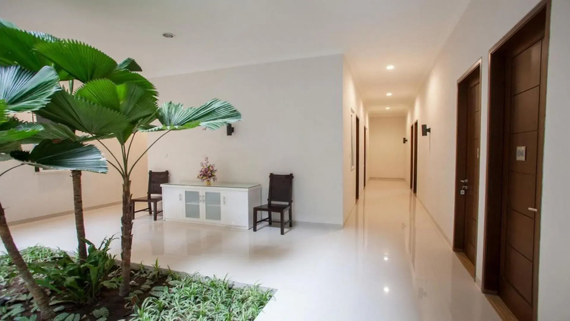 Lobby or reception in RedDoorz Syariah near Universitas Negeri Malang Lobby or reception in RedDoorz Syariah near Universitas Negeri Malang