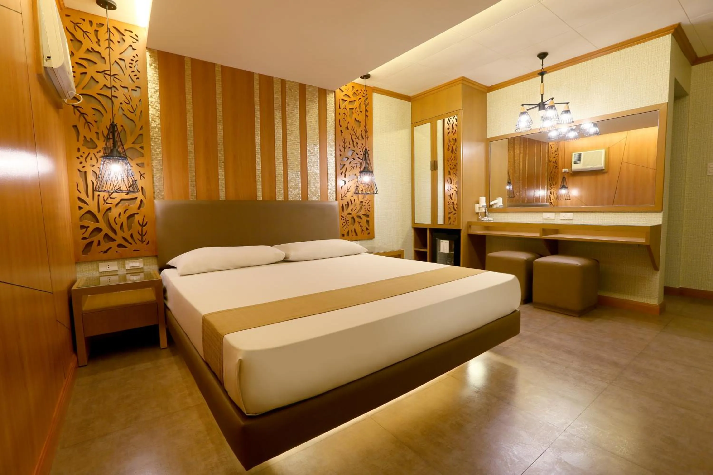 Bedroom, Bed in Victoria Court Cuneta Motorist Lodge