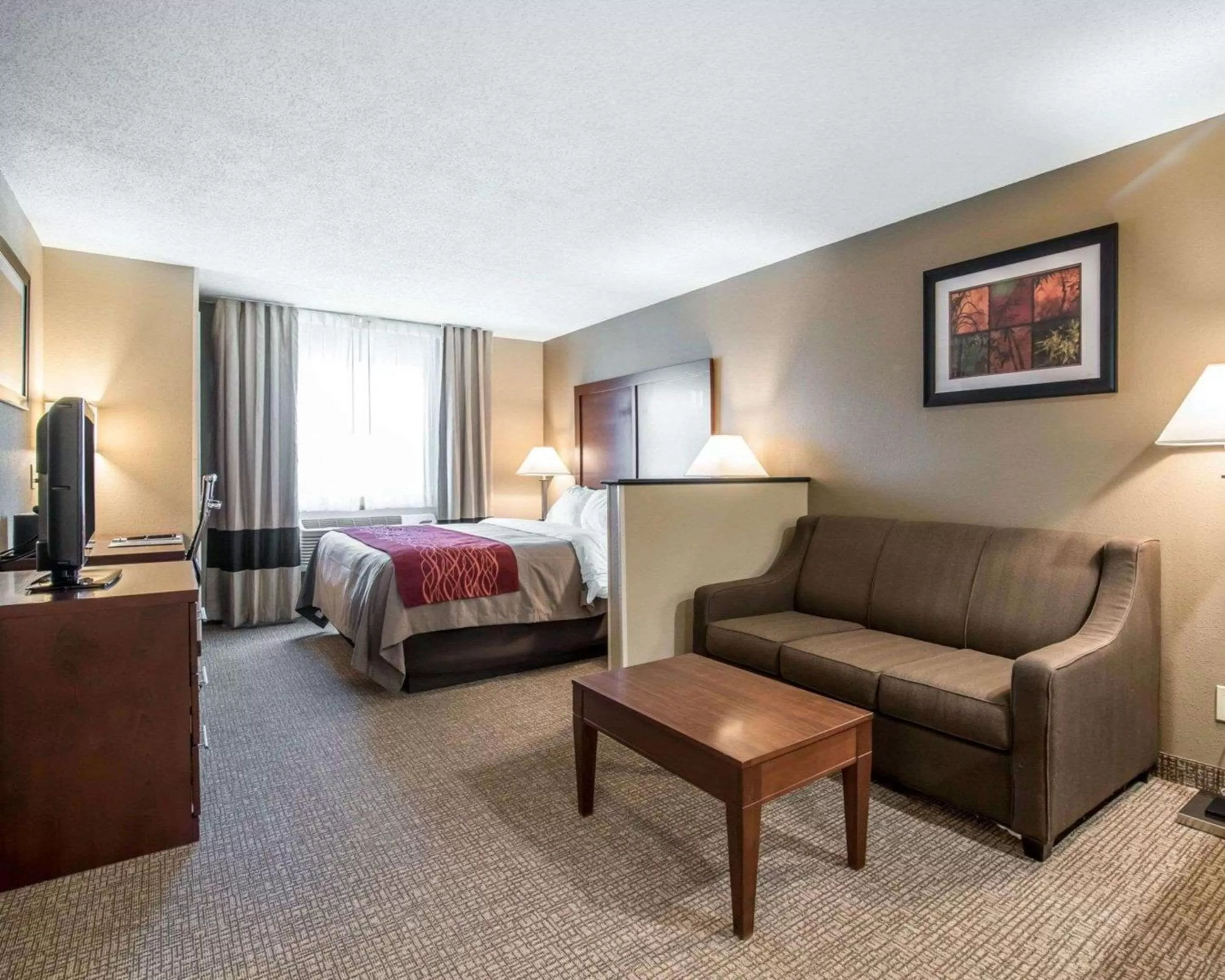 Photo of the whole room, Bed in Comfort Inn Saugerties