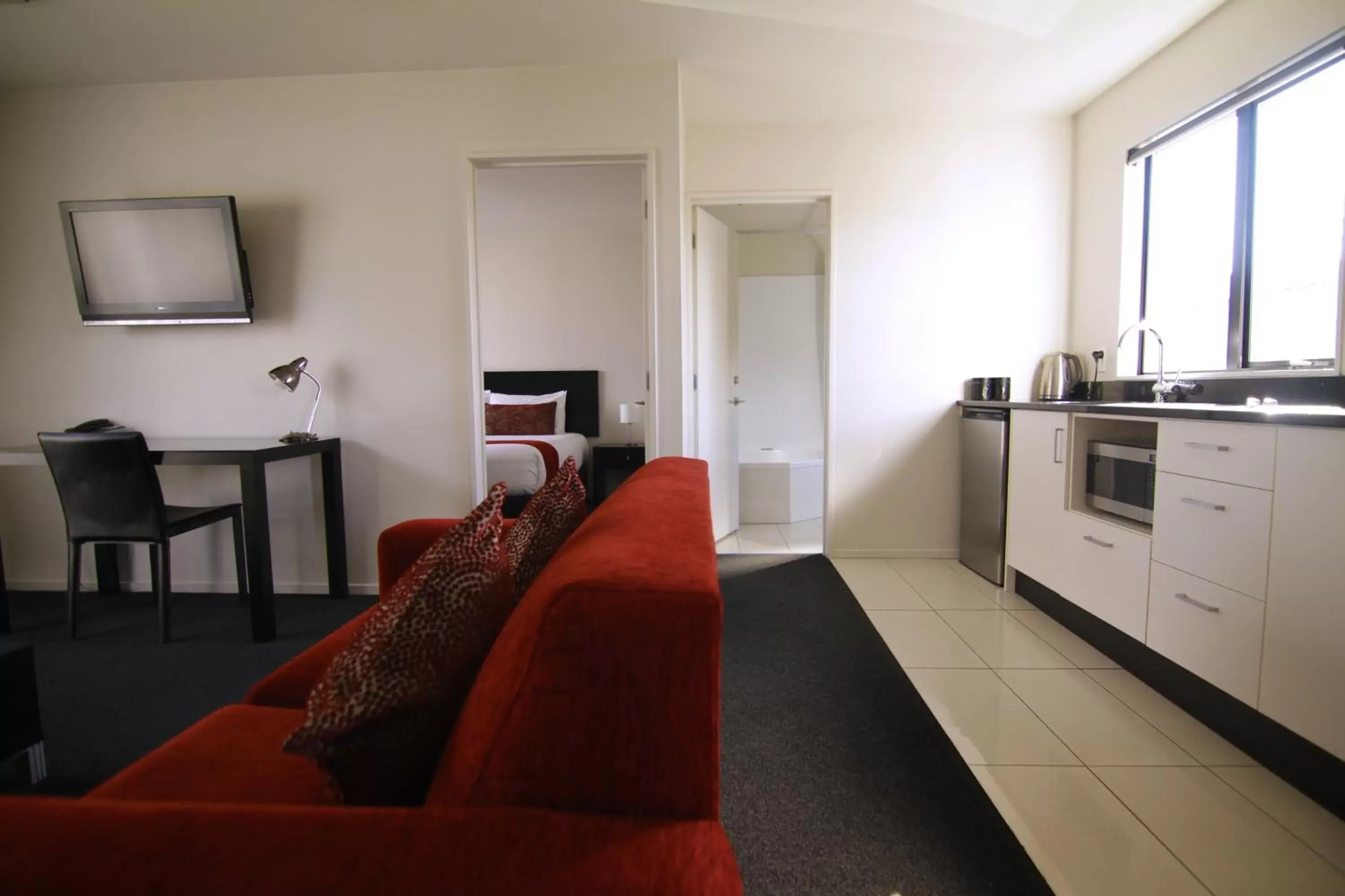 Kitchen or kitchenette, Seating Area in Metropolitan Motel on Riccarton