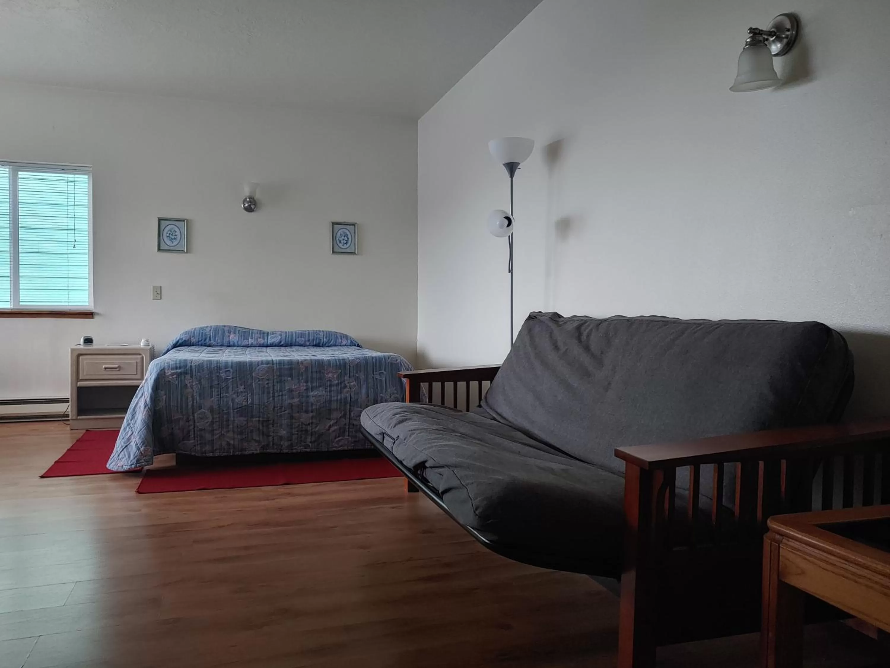 Bed in The Dublin House Motel