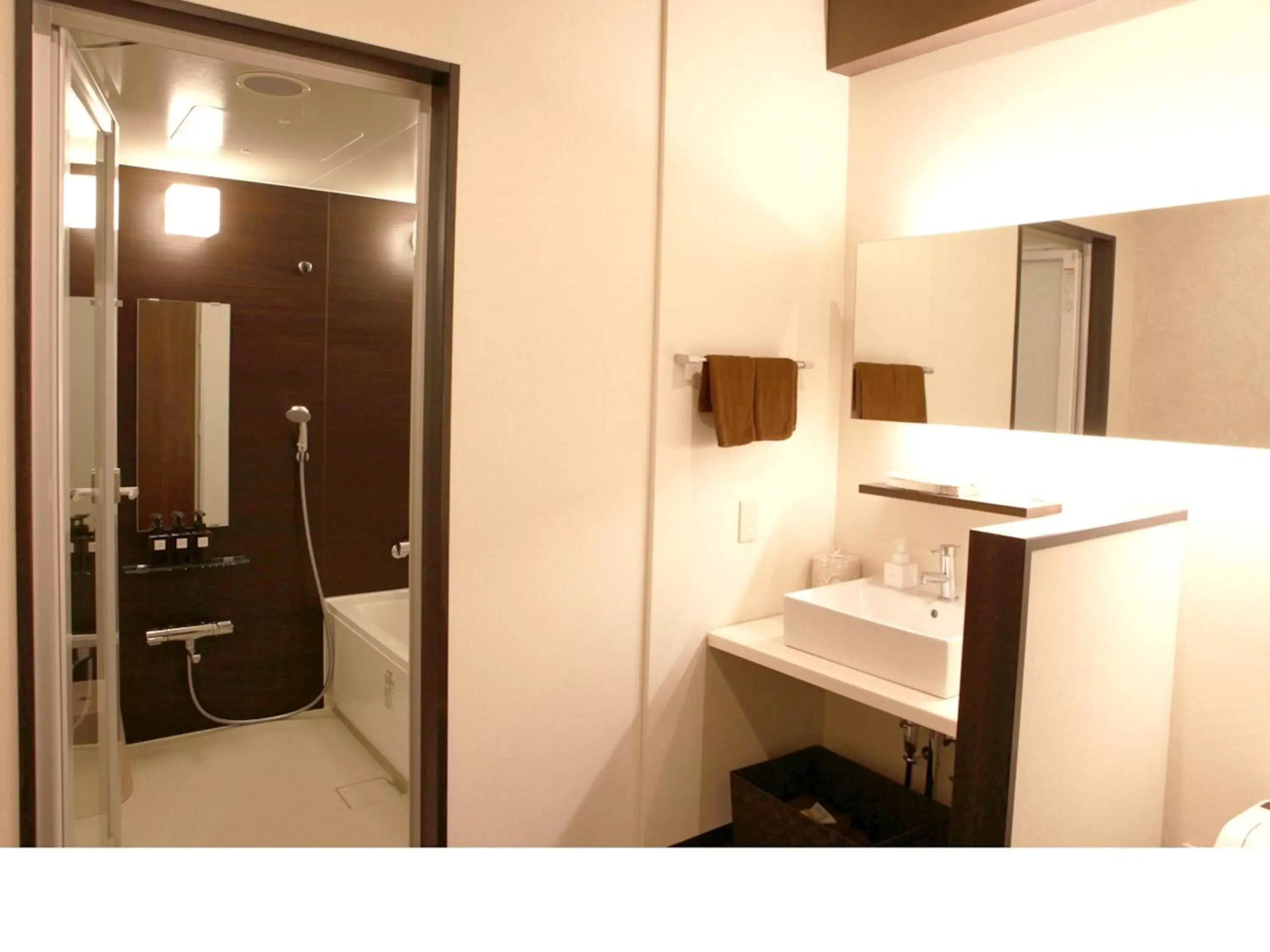 Shower, Bathroom in Hotel Bokaiso