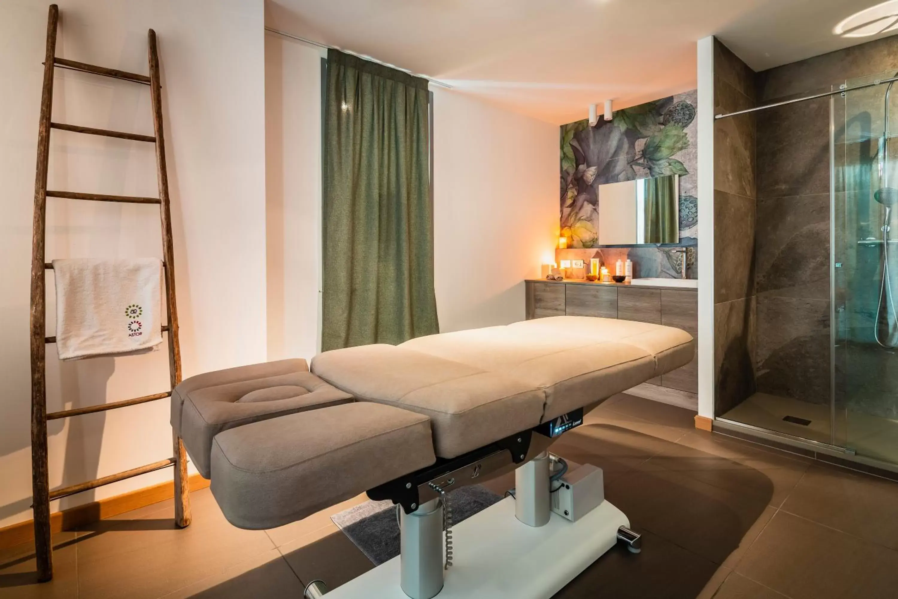 Massage, Bed in Suites Hotel Astor