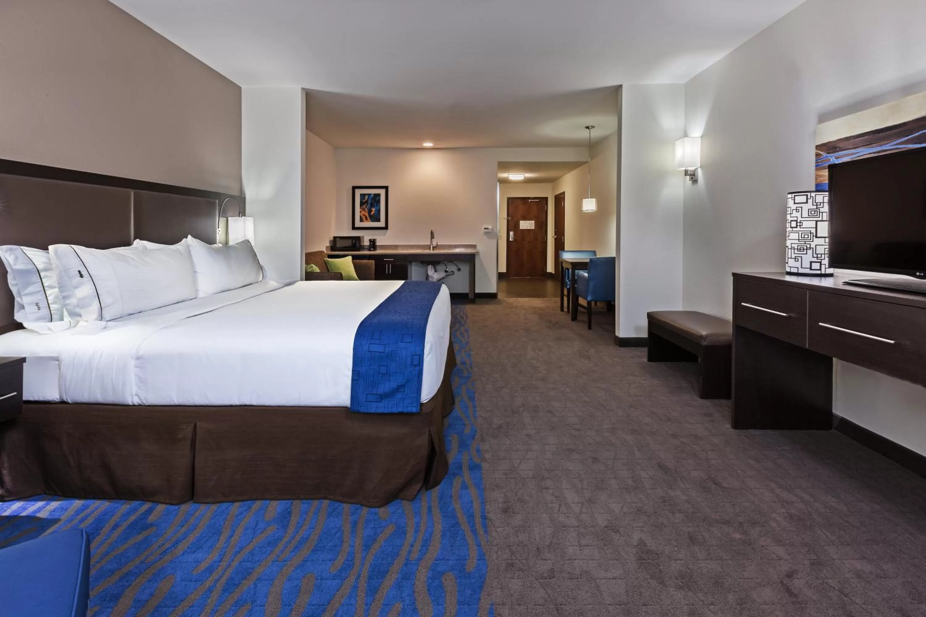 Photo of the whole room, Bed in Holiday Inn Express & Suites Glenpool by IHG