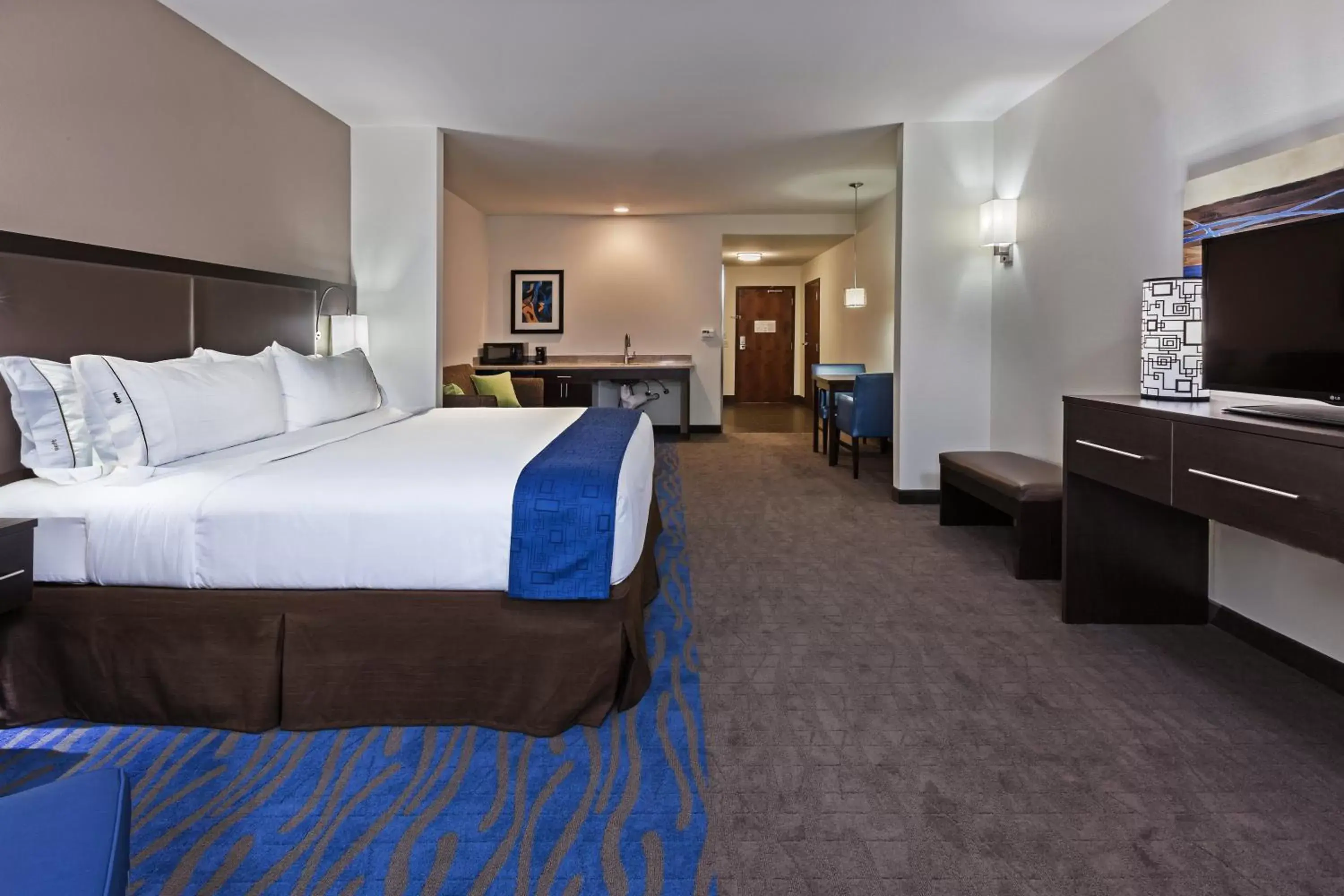 Bedroom, Bed in Holiday Inn Express & Suites Glenpool, an IHG Hotel