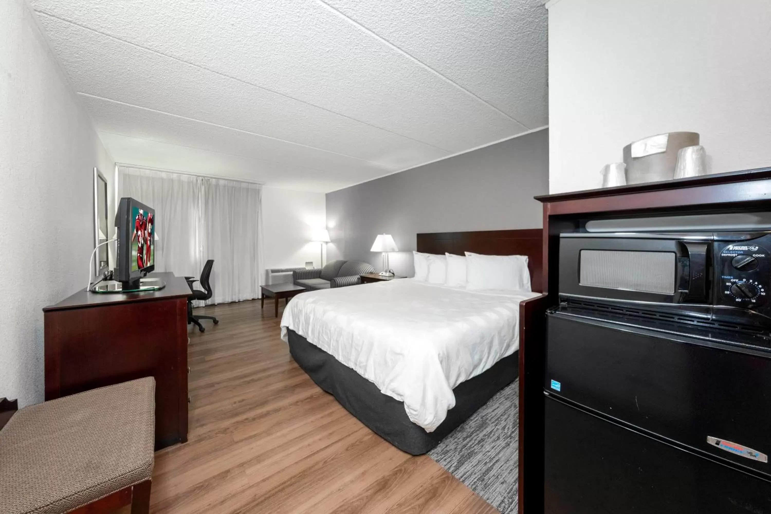 Deluxe King Room - Disability Access/Roll-In Shower Smoke Free in Red Roof PLUS Newark Liberty Airport - Carteret Deluxe King Room - Disability Access/Roll-In Shower Smoke Free in Red Roof PLUS Newark Liberty Airport - Carteret