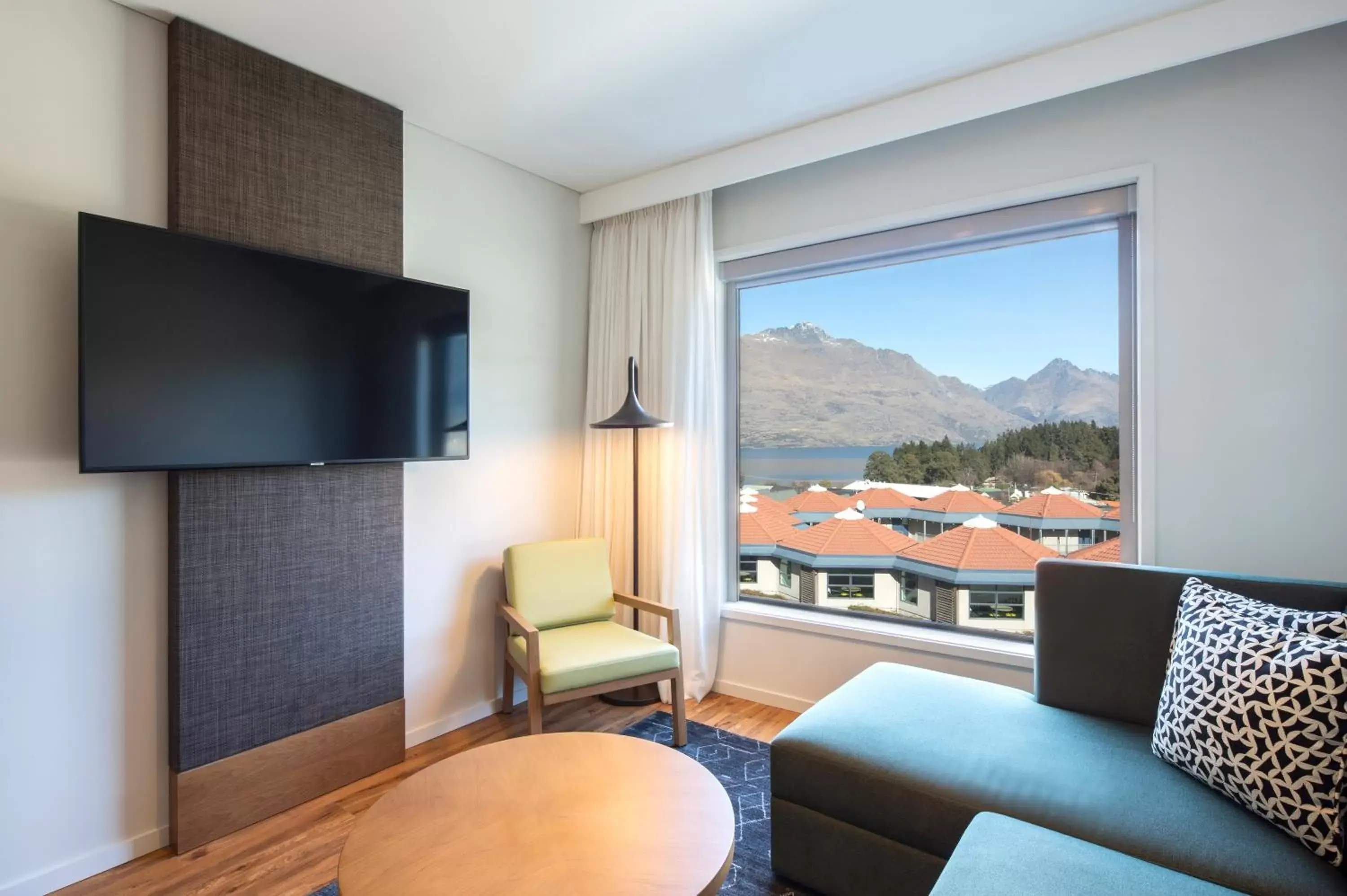 TV and multimedia, TV/Entertainment Center in Holiday Inn Express & Suites Queenstown, an IHG Hotel