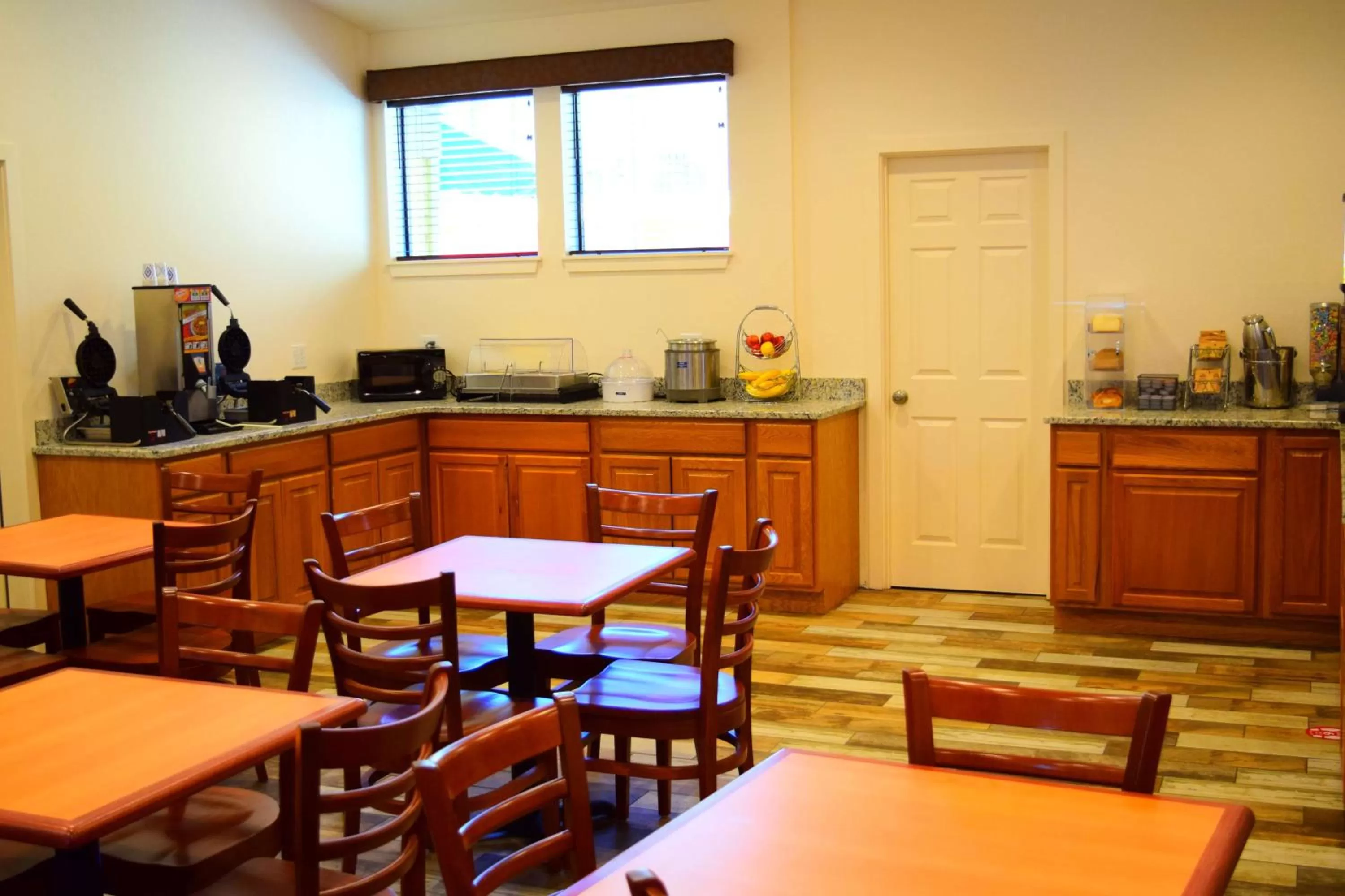 Restaurant/places to eat in SureStay Hotel by Best Western Wenatchee