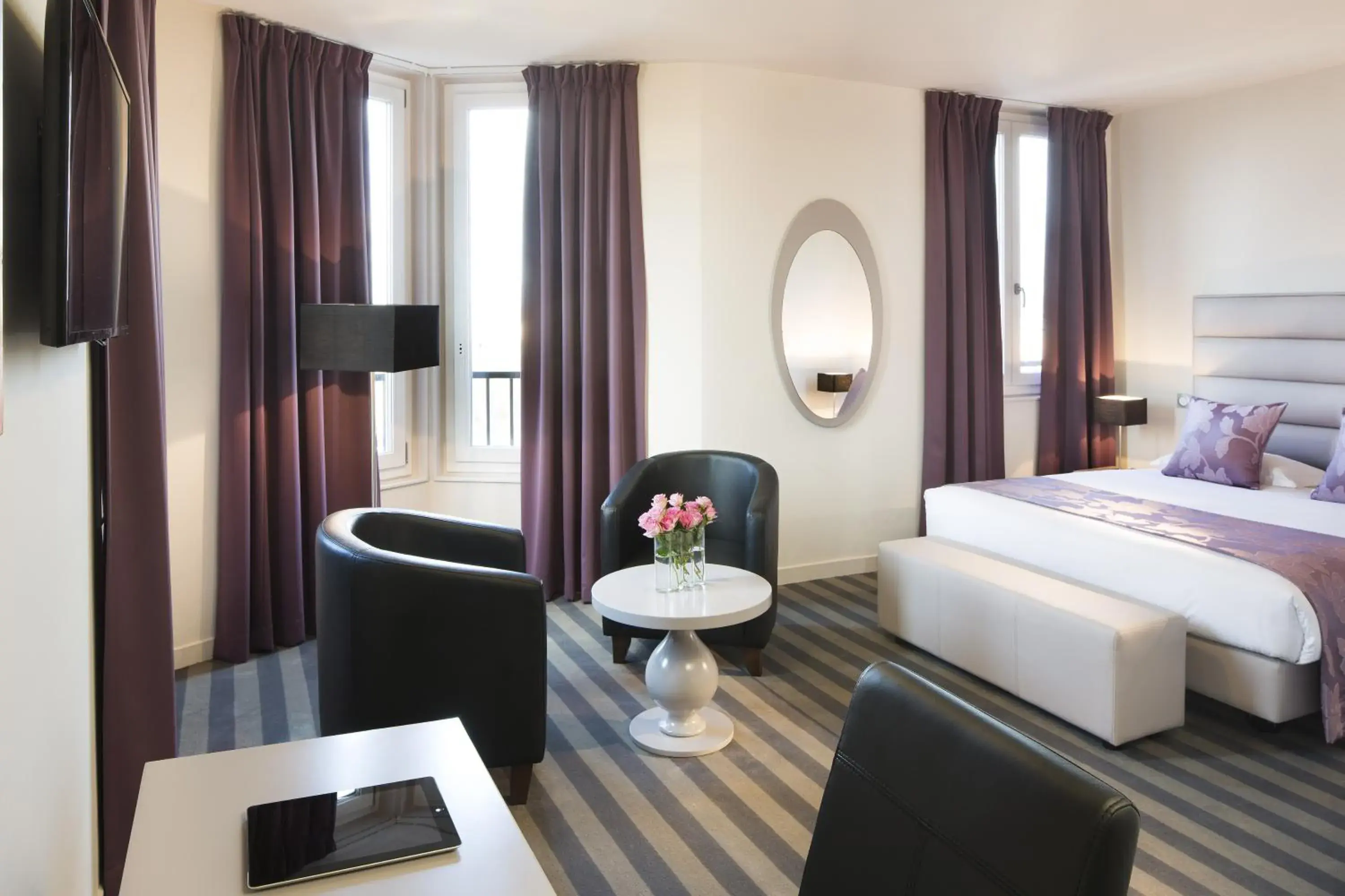 Bed, Seating Area in Executive Hôtel Paris Gennevilliers