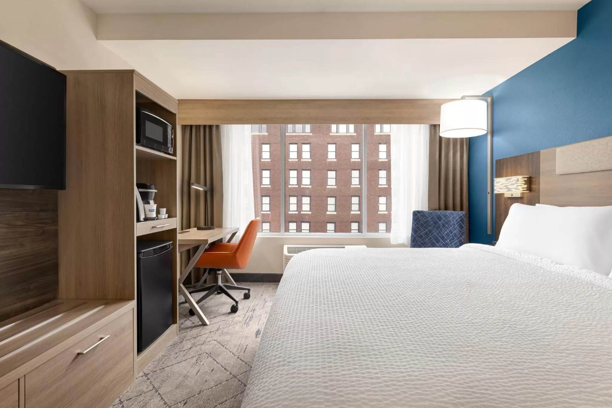 Photo of the whole room, Bed in Holiday Inn Express & Suites Evansville Downtown by IHG